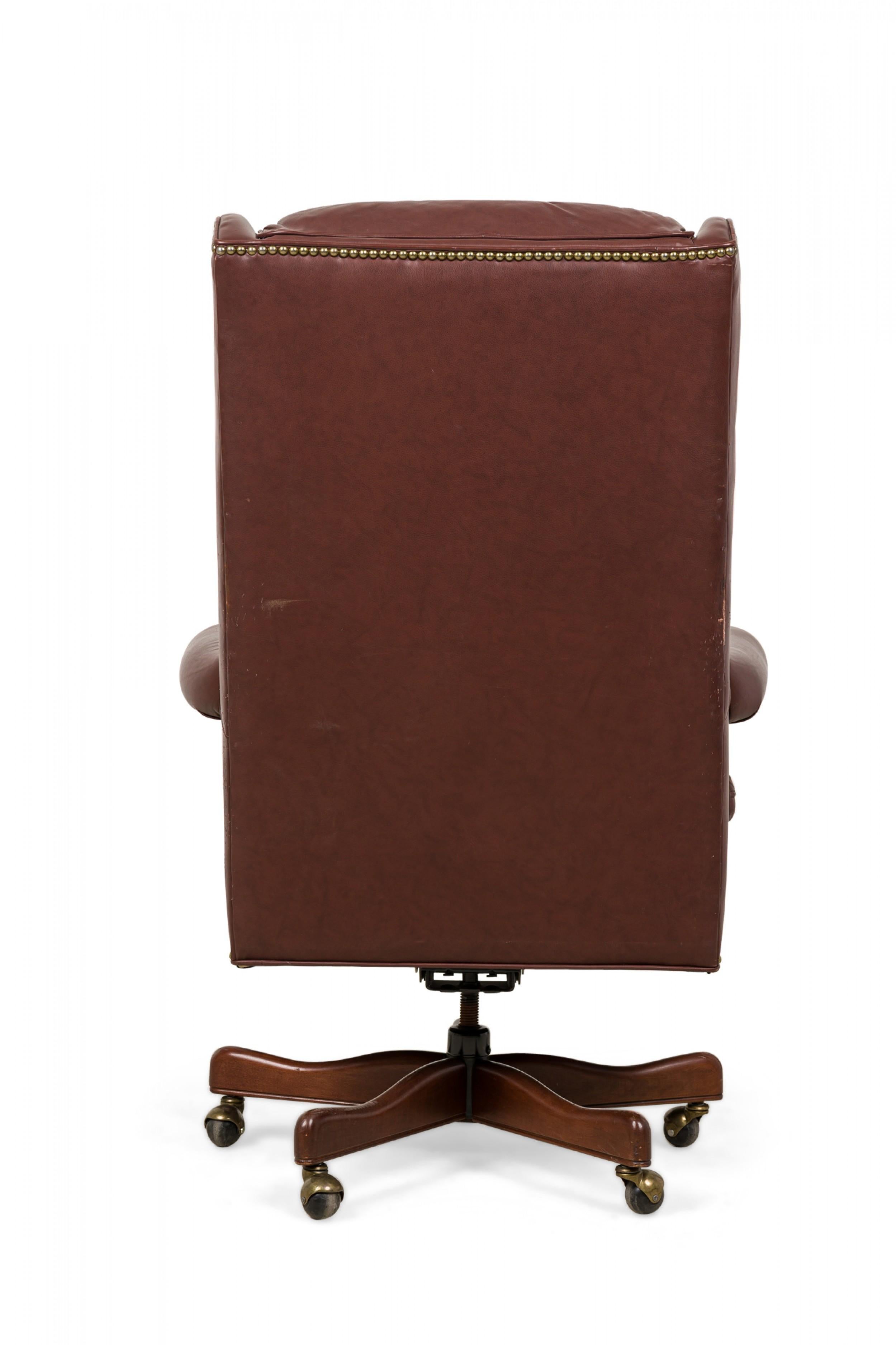 Moulage Chaise de bureau Wingback en cuir marron American Mid-Century en vente