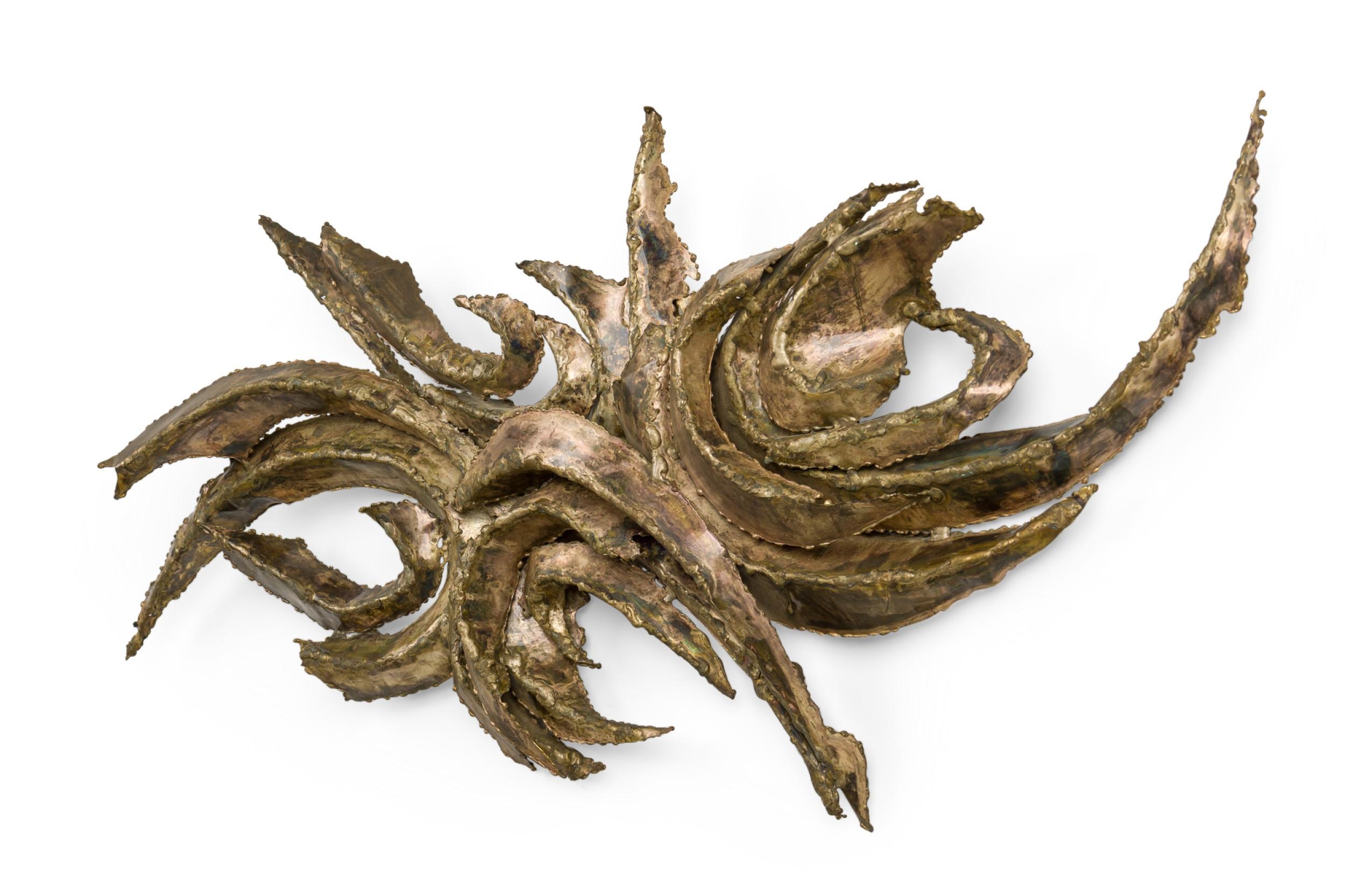 Mid-Century American Brutalist Stil Gebogenes Metall Wandtafel (Moderne der Mitte des Jahrhunderts) im Angebot