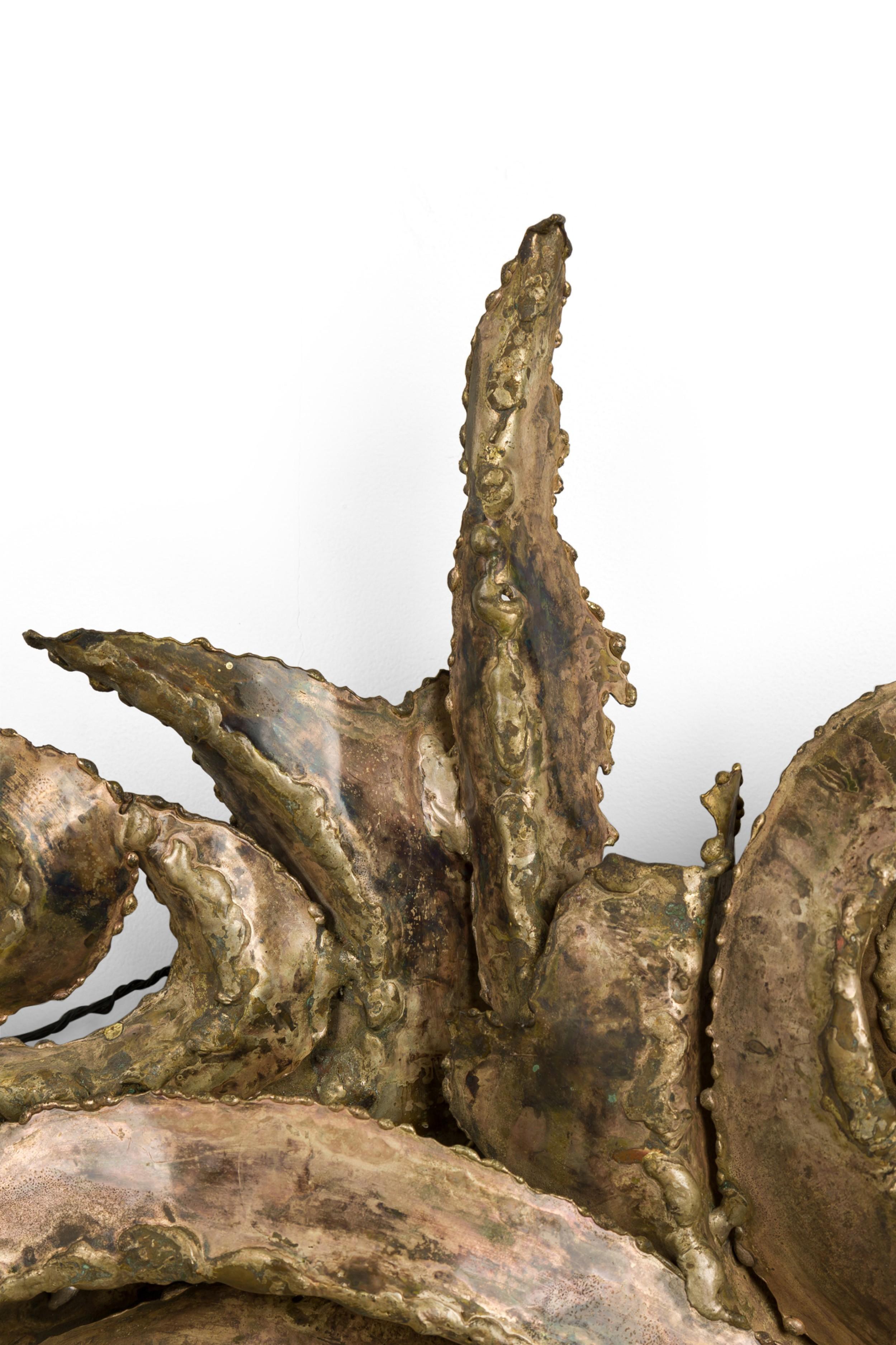 Mid-Century American Brutalist Stil Gebogenes Metall Wandtafel (amerikanisch) im Angebot