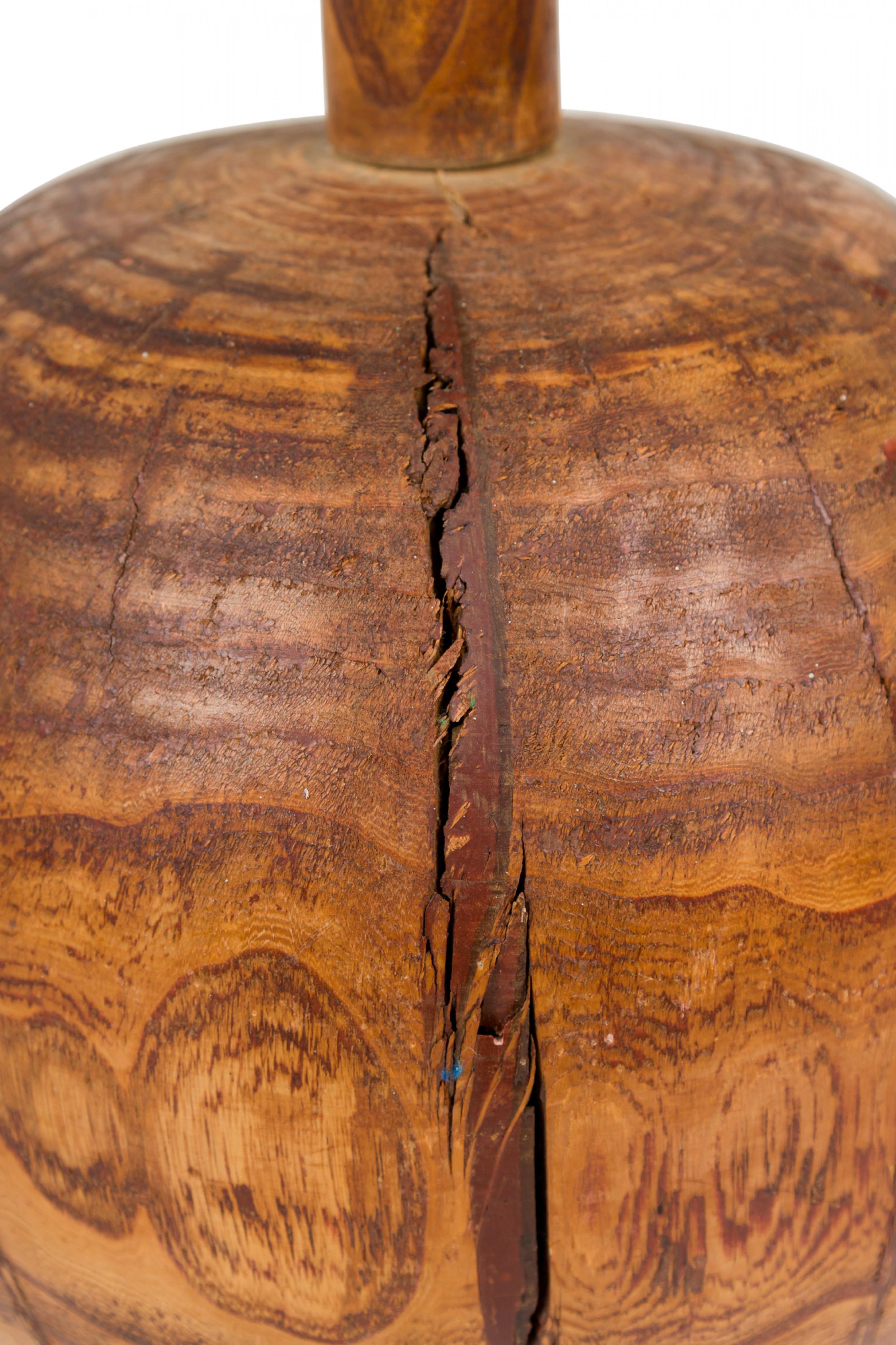 Mid-Century American geschnitzt Palm Holz Kugel Form Tischlampe im Zustand „Gut“ im Angebot in New York, NY
