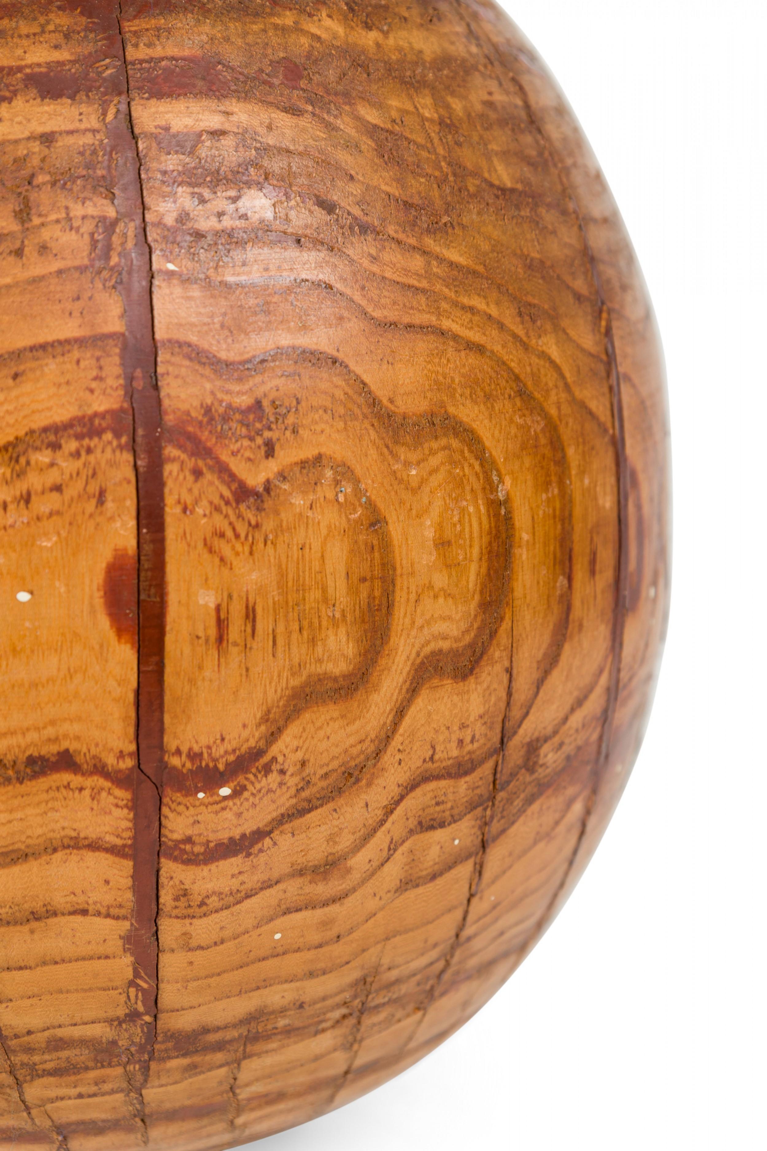 Mid-Century American geschnitzt Palm Holz Kugel Form Tischlampe im Angebot 2