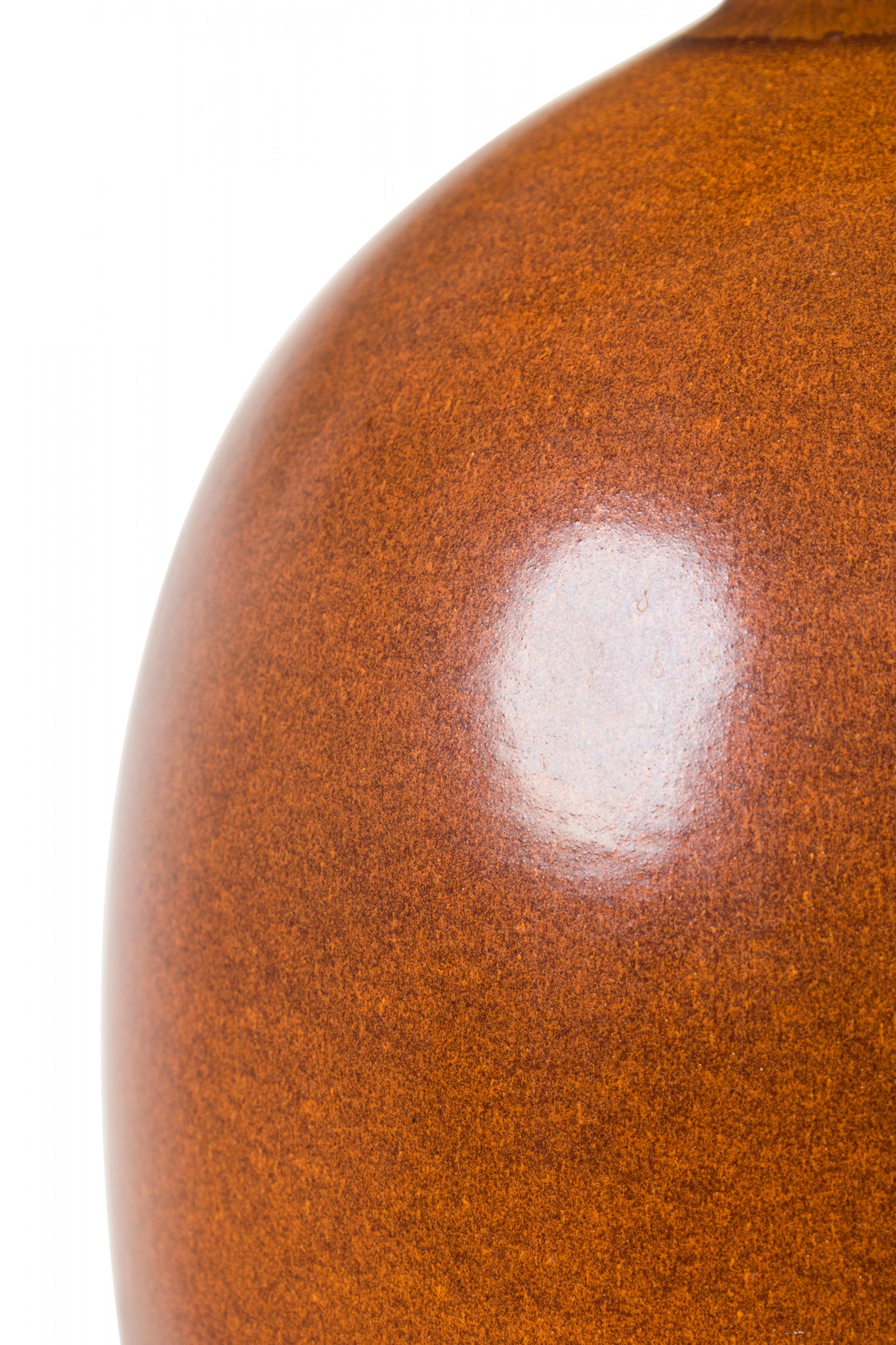 Mid-Century American Ceramic Brown Egg Form Table Lamp on Brass Base In Good Condition For Sale In New York, NY