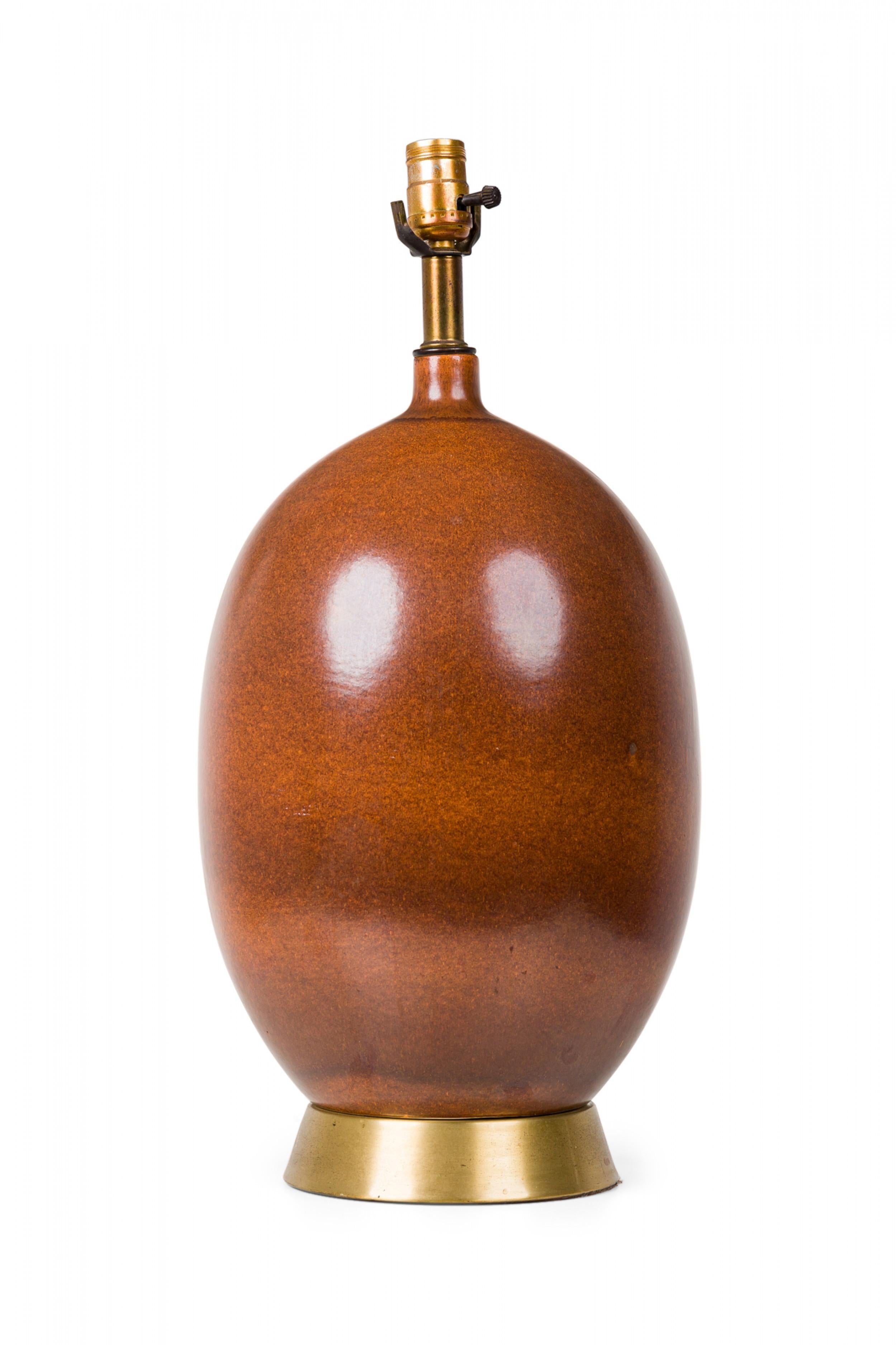 20th Century Mid-Century American Ceramic Brown Egg Form Table Lamp on Brass Base For Sale