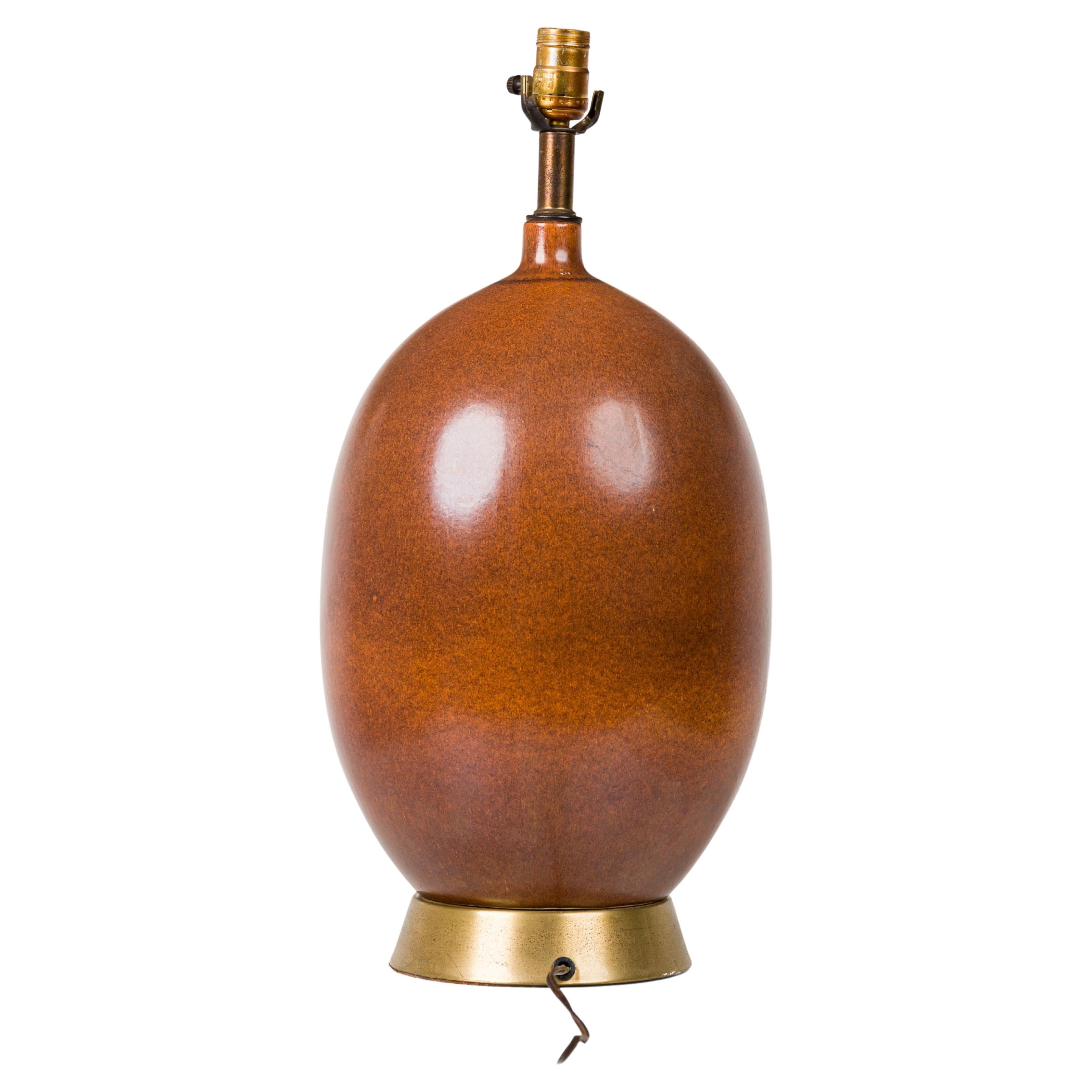 Amerikanische Keramik-Tischlampe in brauner Eiform aus der Mitte des Jahrhunderts auf Messingfuß