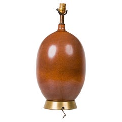 Lampe de table du milieu du siècle en céramique brune en forme d'œuf sur base en laiton