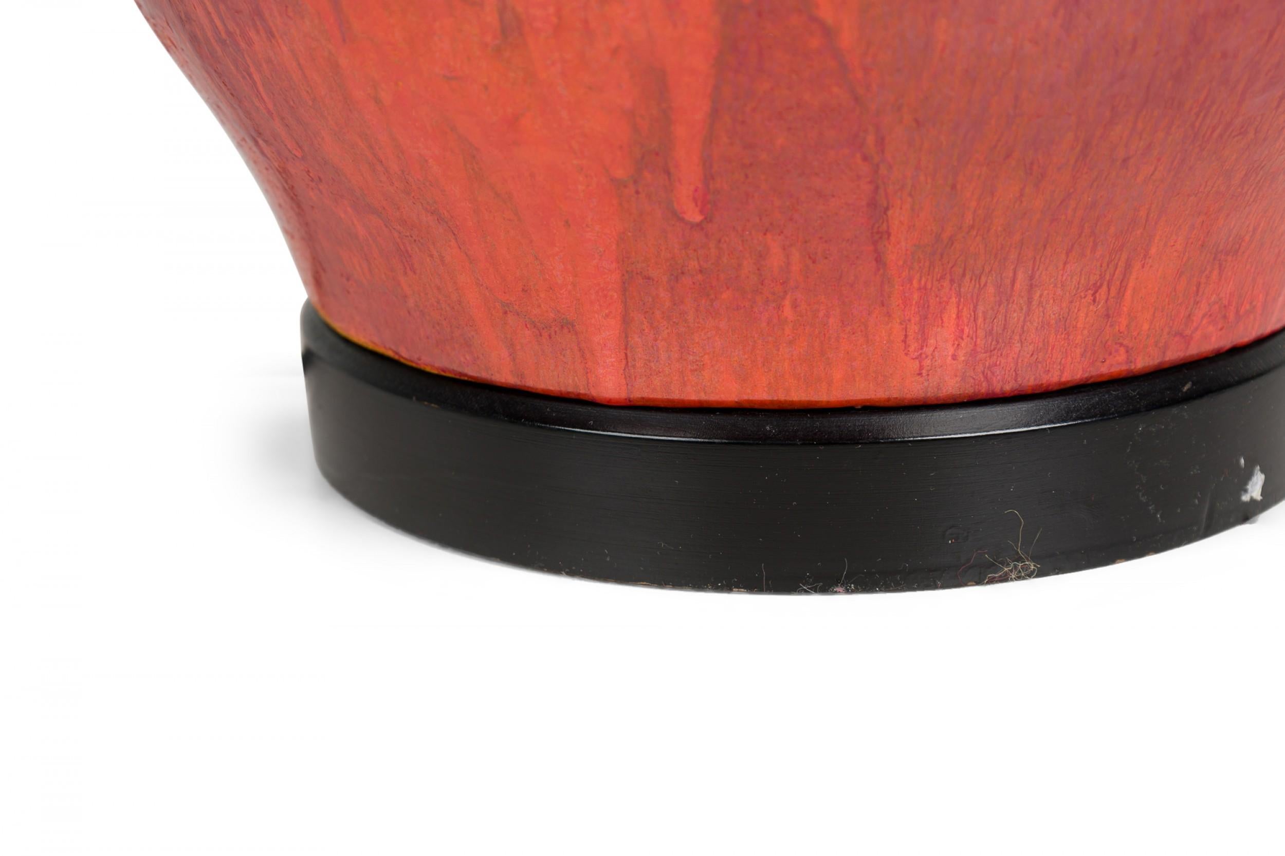 Lampe de table de forme ovoïde en céramique américaine du milieu du siècle, émaillée orange brûlé Bon état - En vente à New York, NY