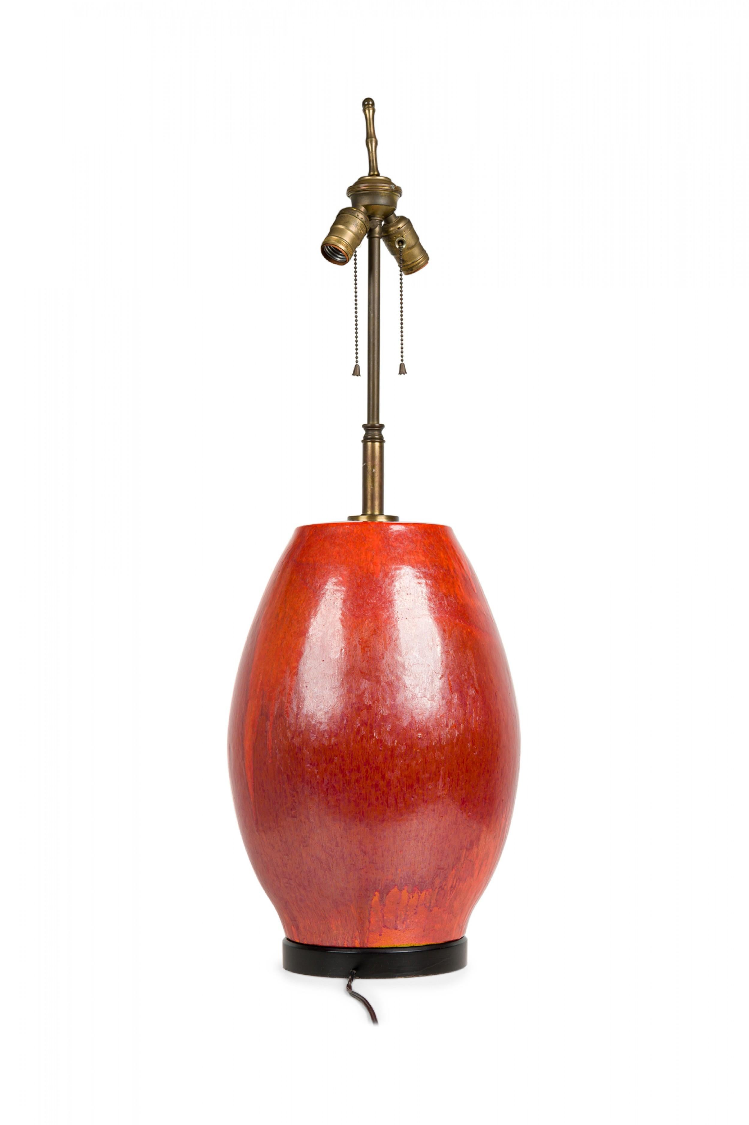 Bois Lampe de table de forme ovoïde en céramique américaine du milieu du siècle, émaillée orange brûlé en vente