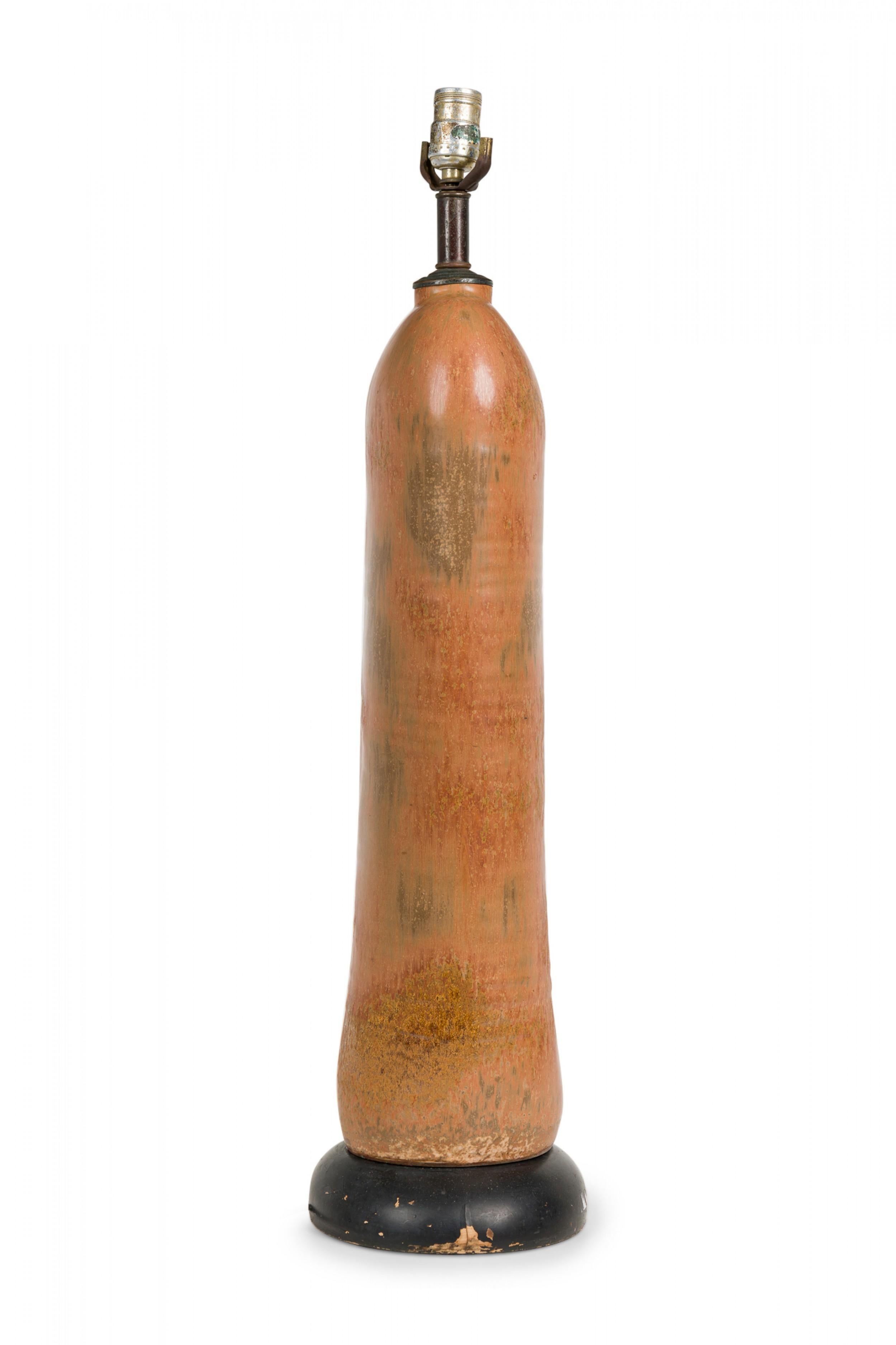 Amerikanische glasierte Mid-Century-Tischlampe in Flaschenform aus Keramik in Erdtönen (Moderne der Mitte des Jahrhunderts) im Angebot