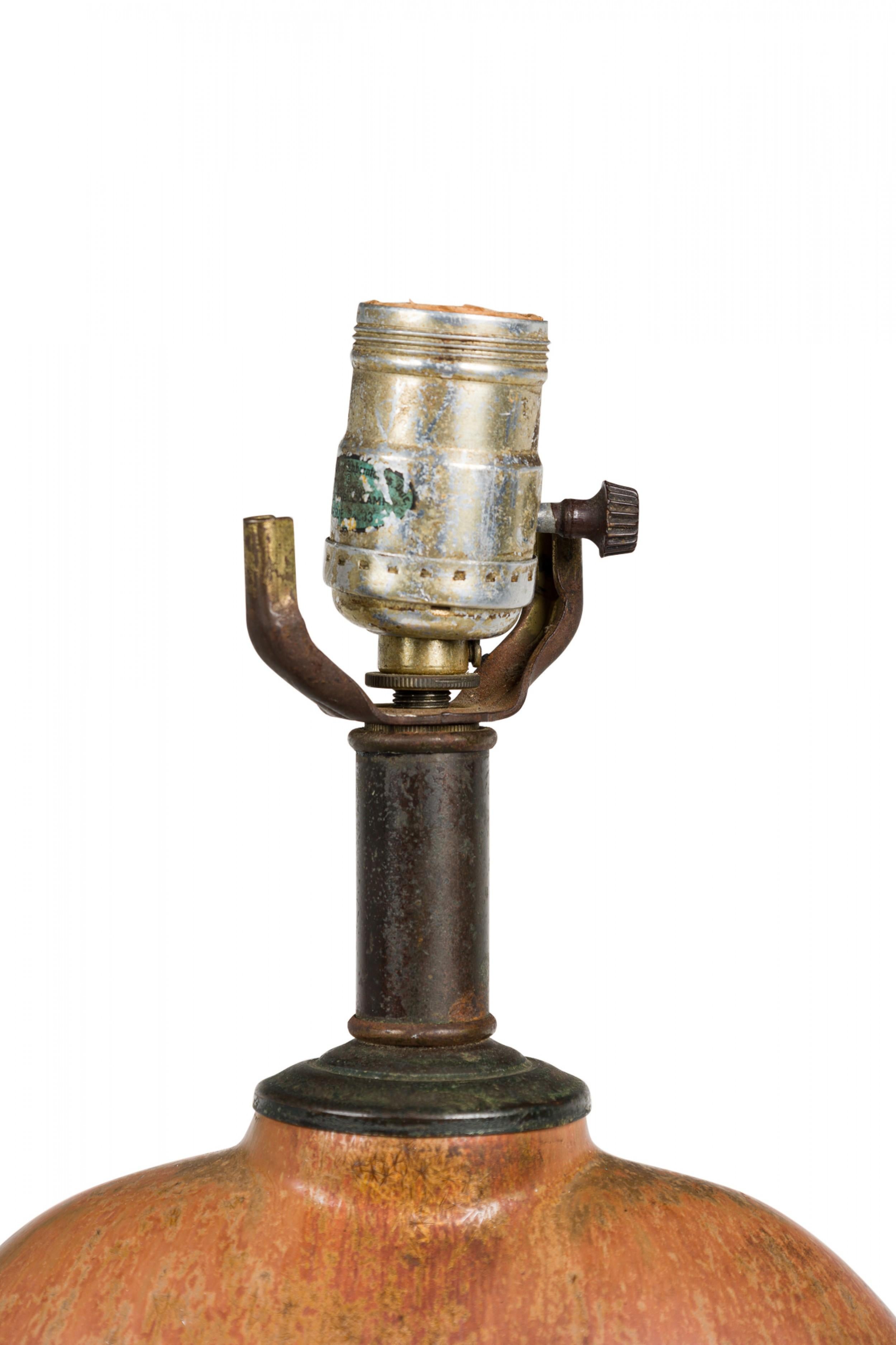 Amerikanische glasierte Mid-Century-Tischlampe in Flaschenform aus Keramik in Erdtönen (20. Jahrhundert) im Angebot