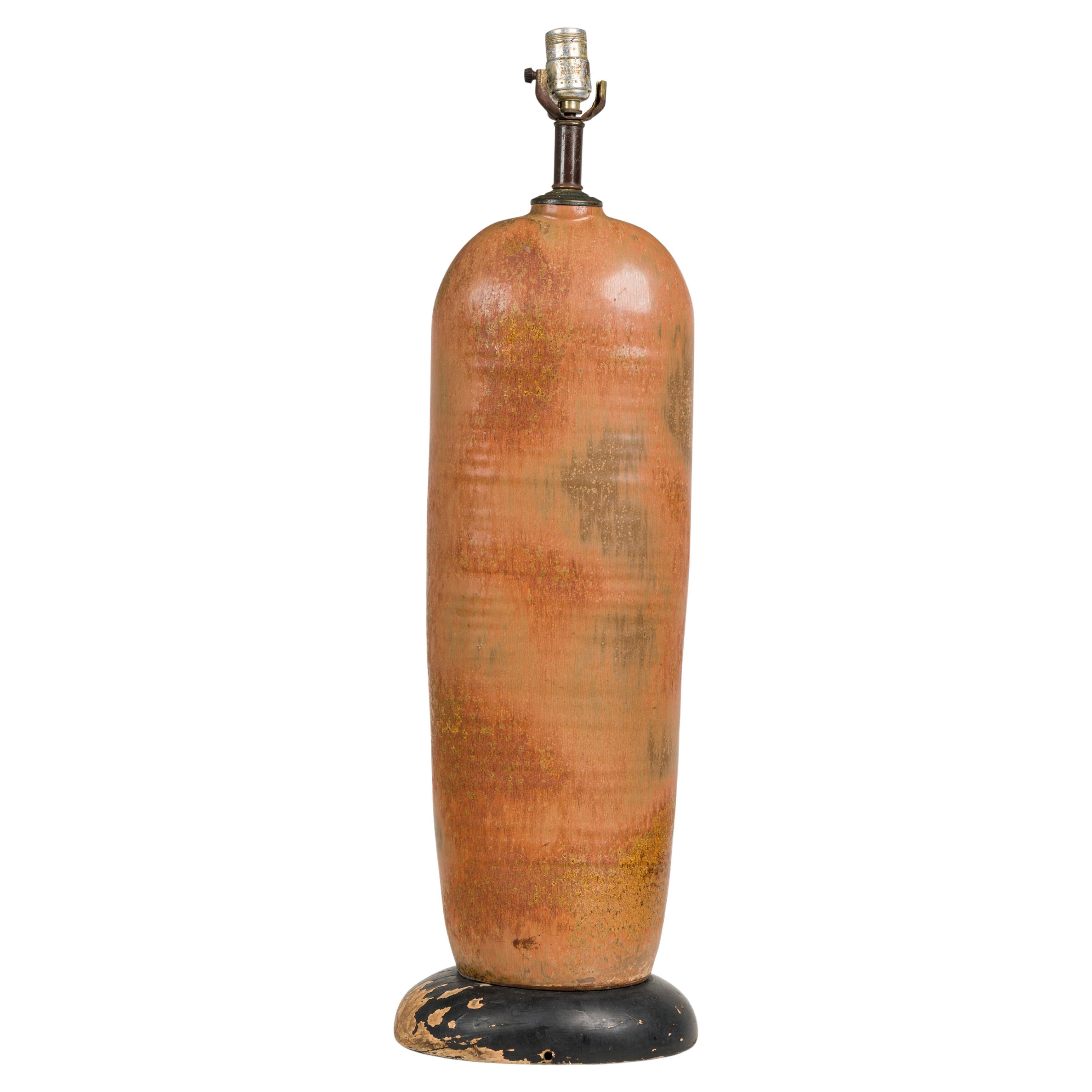 Amerikanische glasierte Mid-Century-Tischlampe in Flaschenform aus Keramik in Erdtönen im Angebot