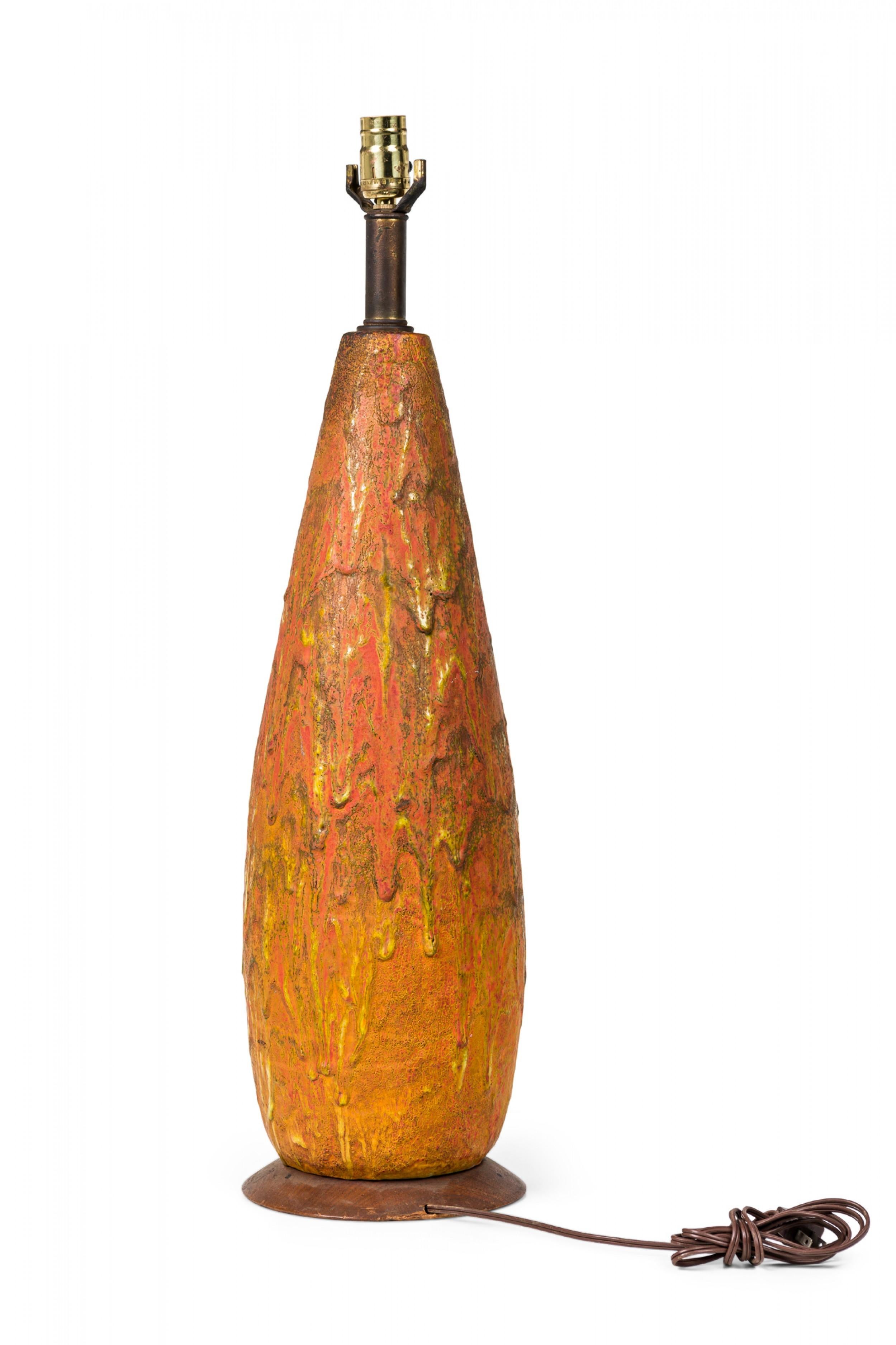 Amerikanische Keramik-Tischlampe im Fat Lava-Stil aus der Mitte des Jahrhunderts mit glasiertem Kegel auf Holzsockel (Moderne der Mitte des Jahrhunderts) im Angebot