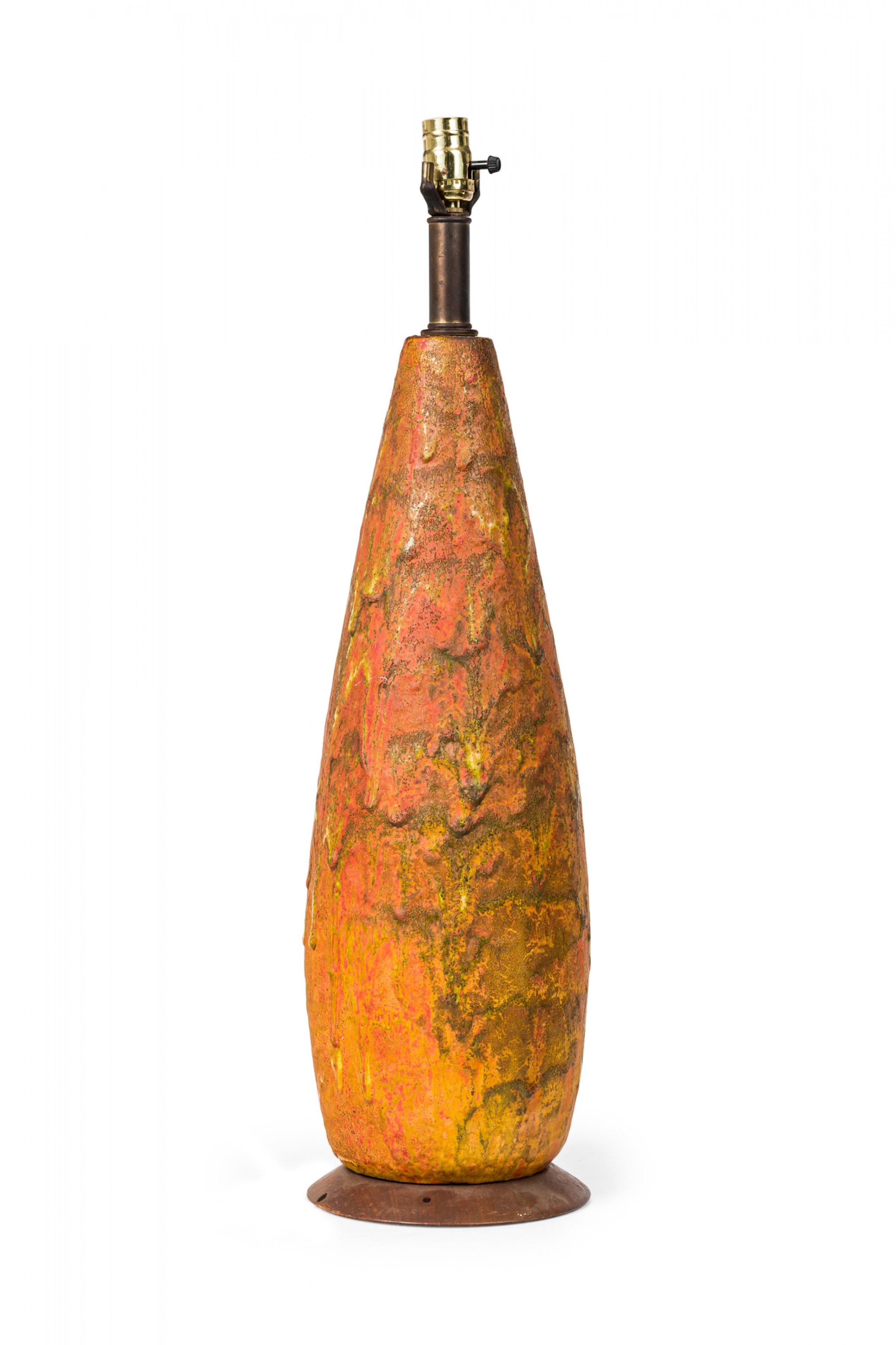 Amerikanische Keramik-Tischlampe im Fat Lava-Stil aus der Mitte des Jahrhunderts mit glasiertem Kegel auf Holzsockel im Zustand „Gut“ im Angebot in New York, NY
