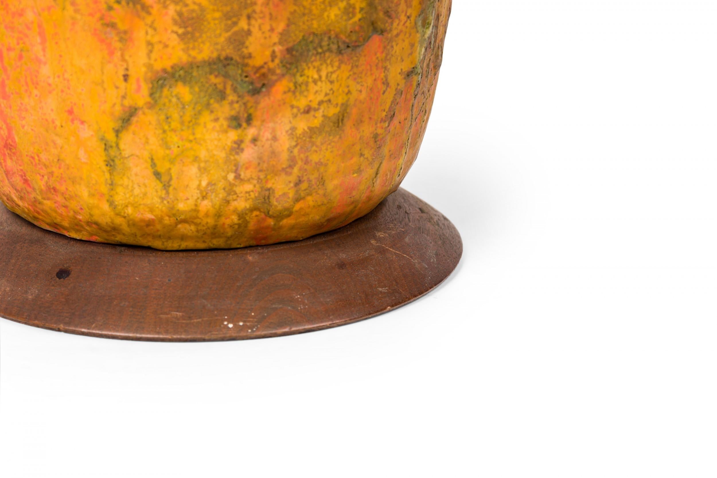 Amerikanische Keramik-Tischlampe im Fat Lava-Stil aus der Mitte des Jahrhunderts mit glasiertem Kegel auf Holzsockel im Angebot 1