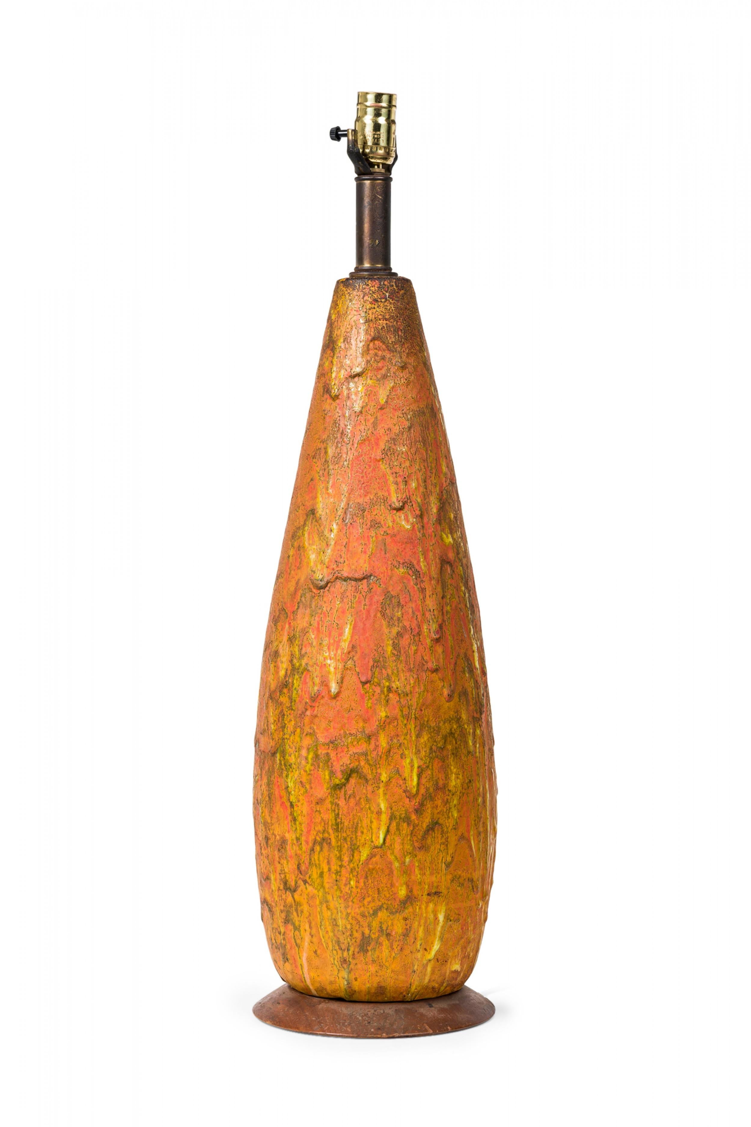 Lampe de table à cône émaillé en céramique du milieu du siècle, style Fat Lava, sur socle en bois en vente 2