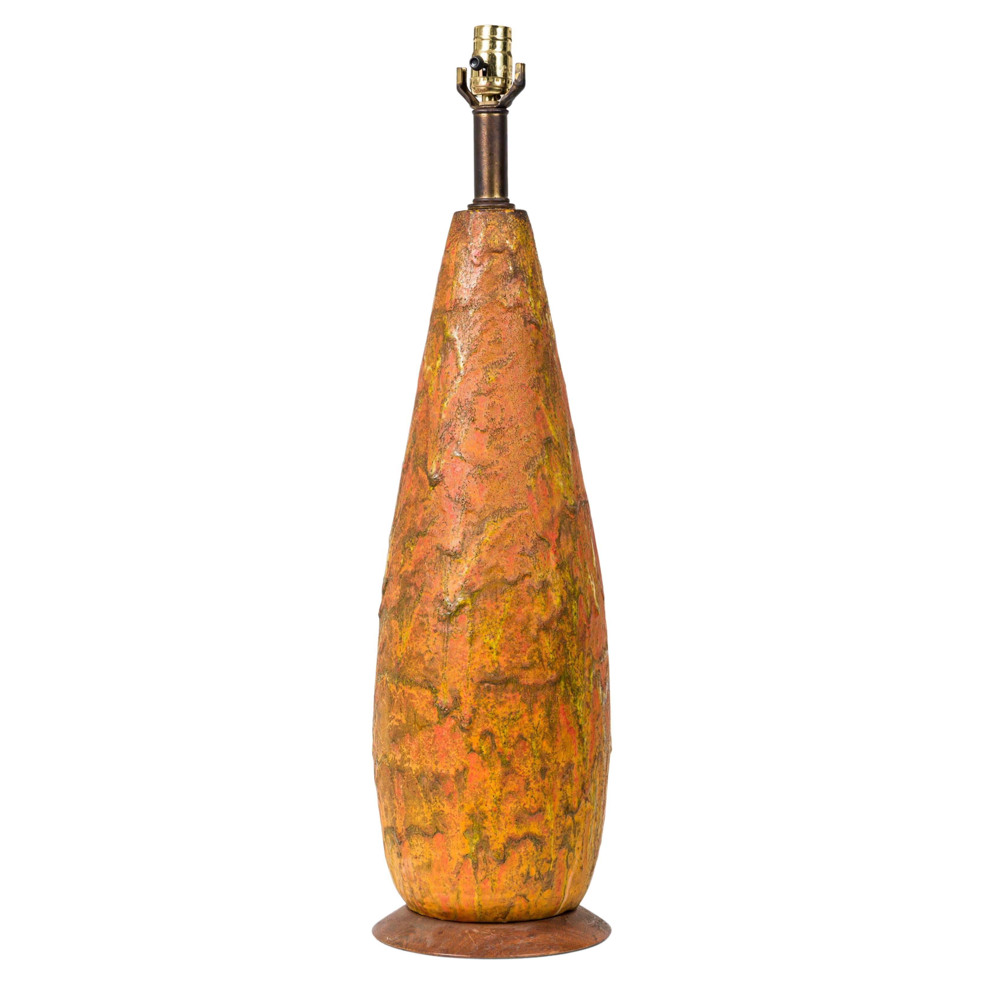 Lampe de table à cône émaillé en céramique du milieu du siècle, style Fat Lava, sur socle en bois en vente