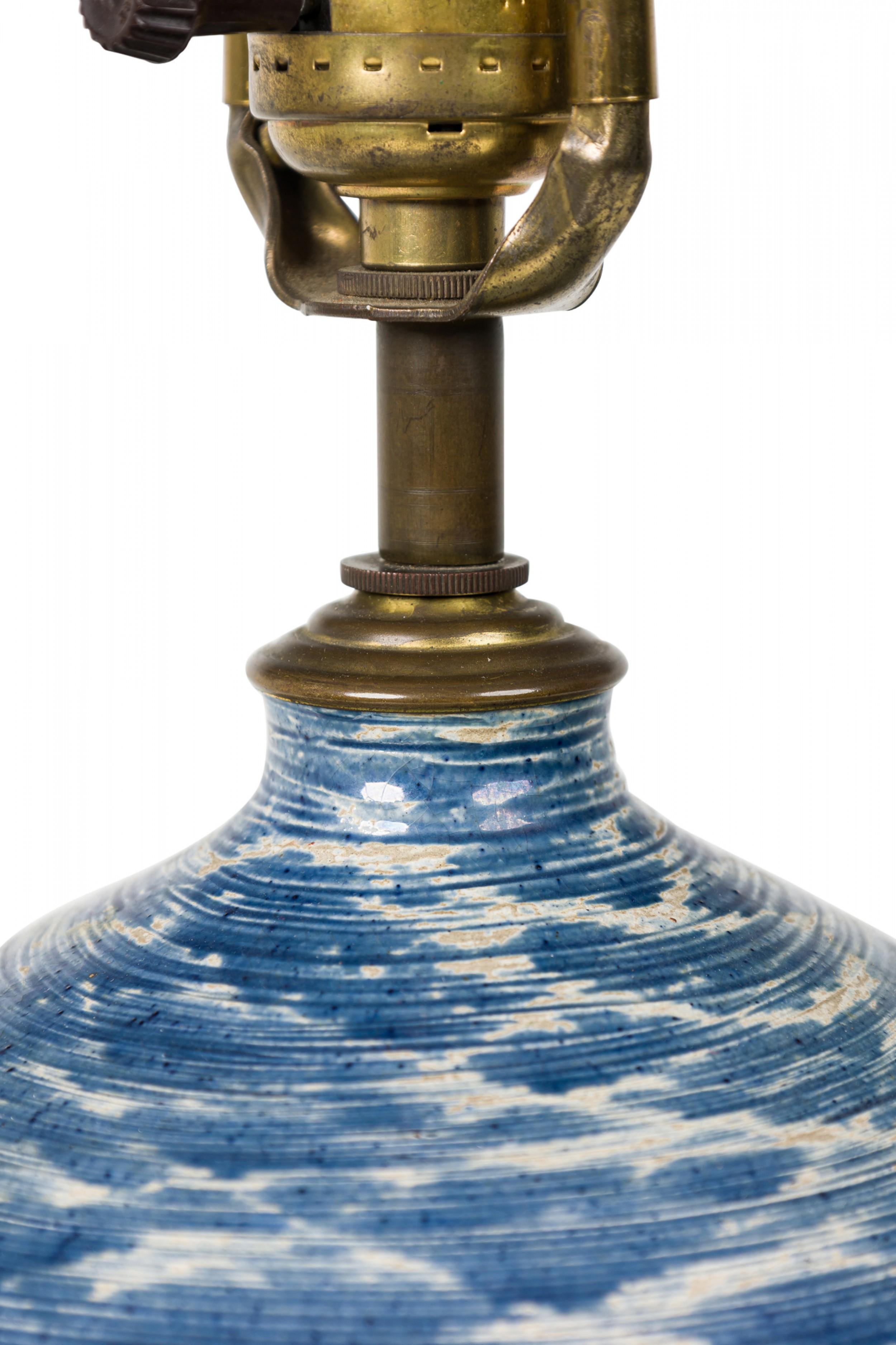 Mid-Century Modern Lampe de table américaine du milieu du siècle dernier, peinte à la main et émaillée bleue en vente