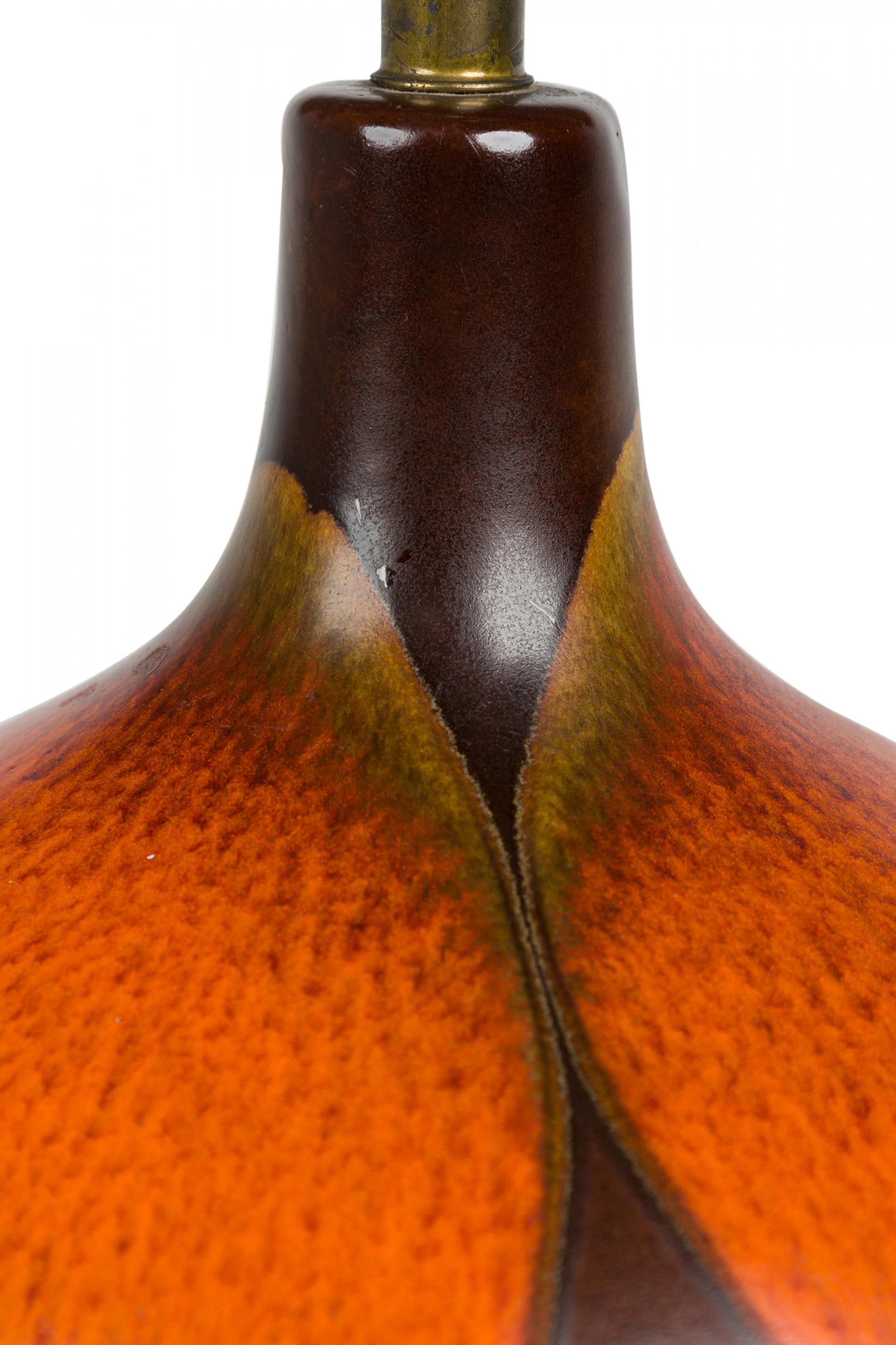 amerikanische Keramik-Tischlampe mit orangefarbener und brauner Tropfglasur aus der Jahrhundertmitte (Moderne der Mitte des Jahrhunderts) im Angebot