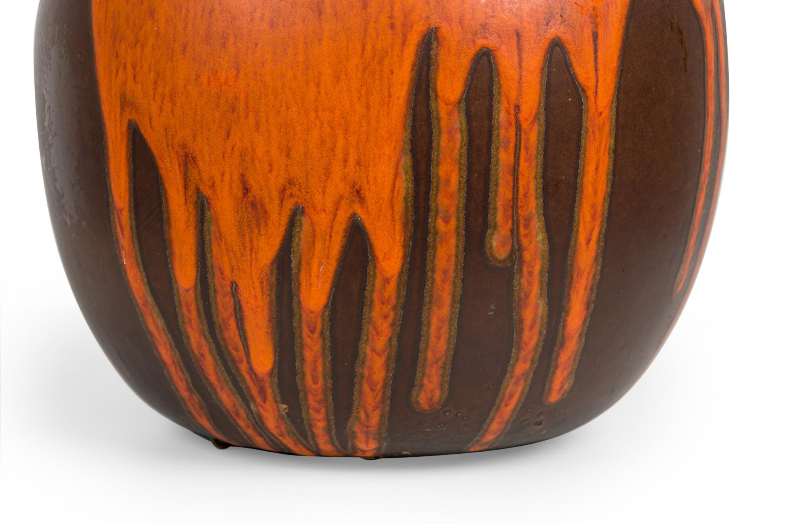 amerikanische Keramik-Tischlampe mit orangefarbener und brauner Tropfglasur aus der Jahrhundertmitte (20. Jahrhundert) im Angebot