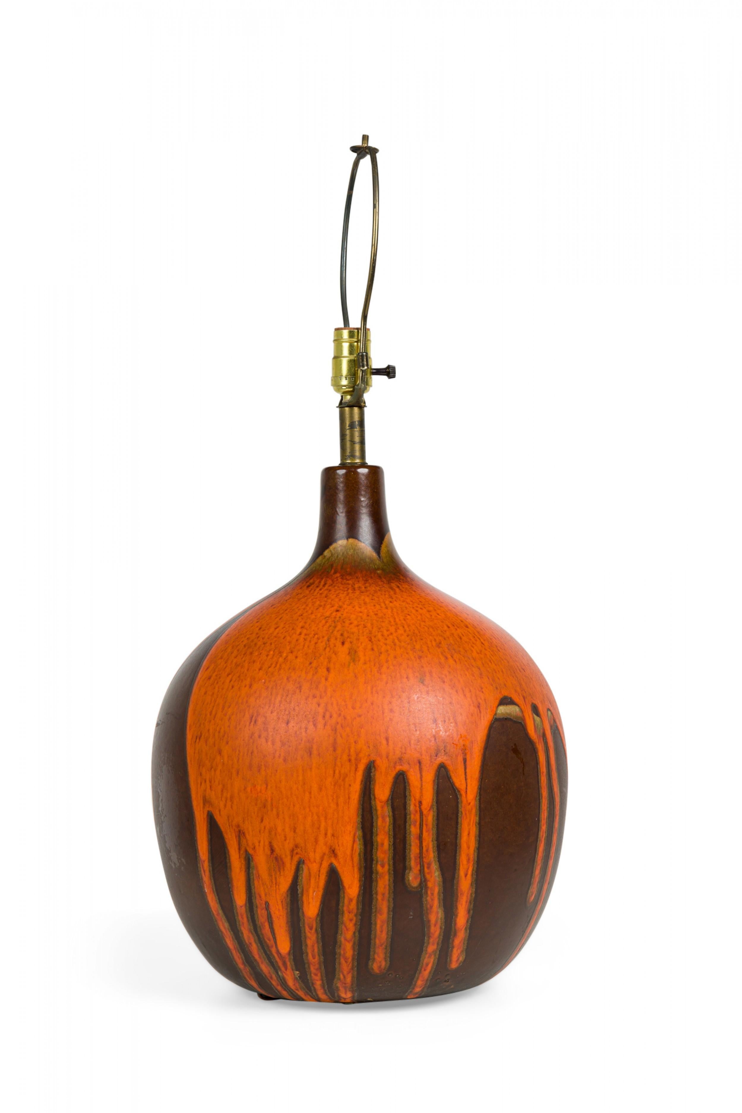 20ième siècle Lampe de table du milieu du siècle en céramique orange et marron émaillée Lava Drip en vente