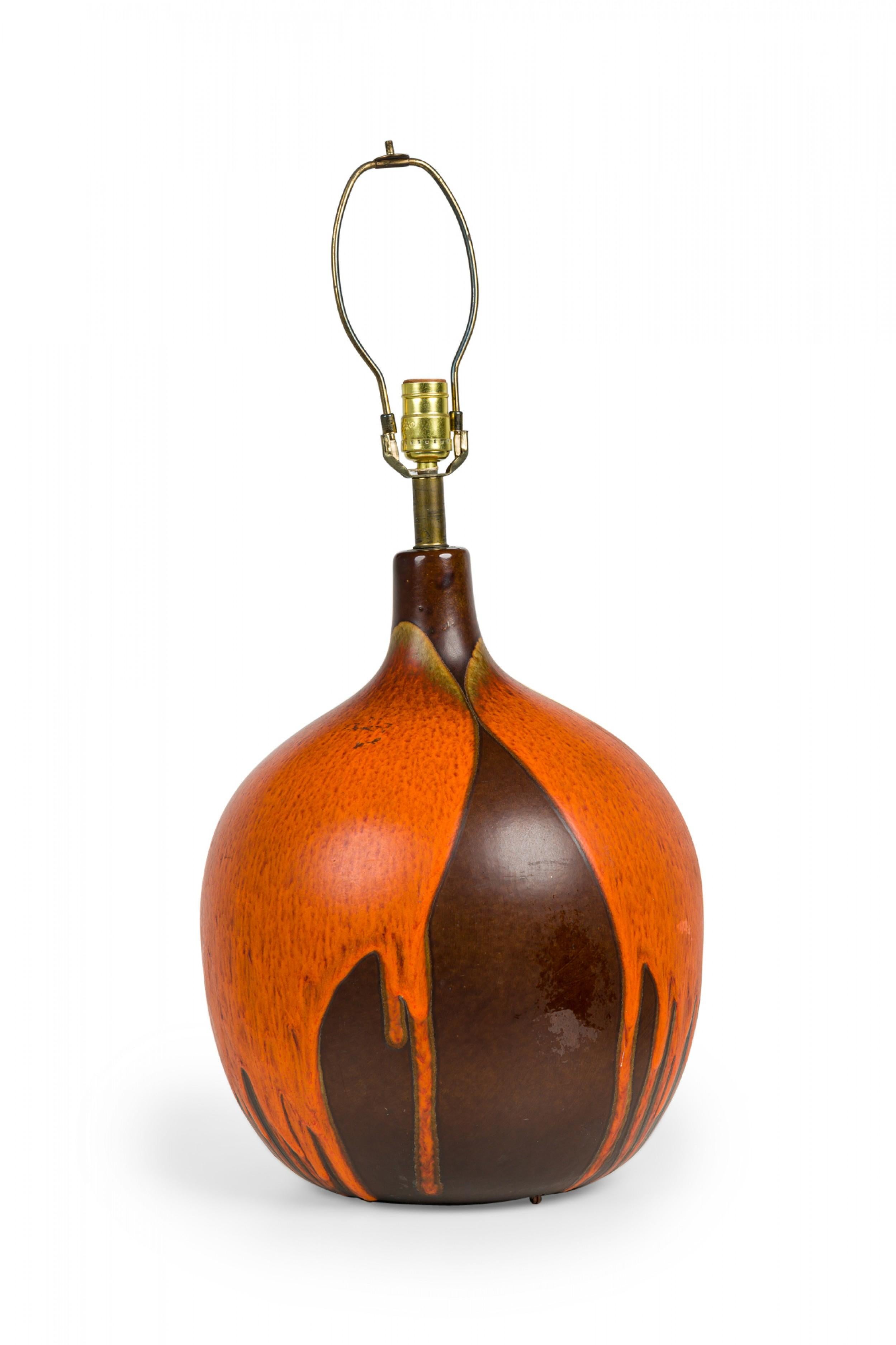 Métal Lampe de table du milieu du siècle en céramique orange et marron émaillée Lava Drip en vente