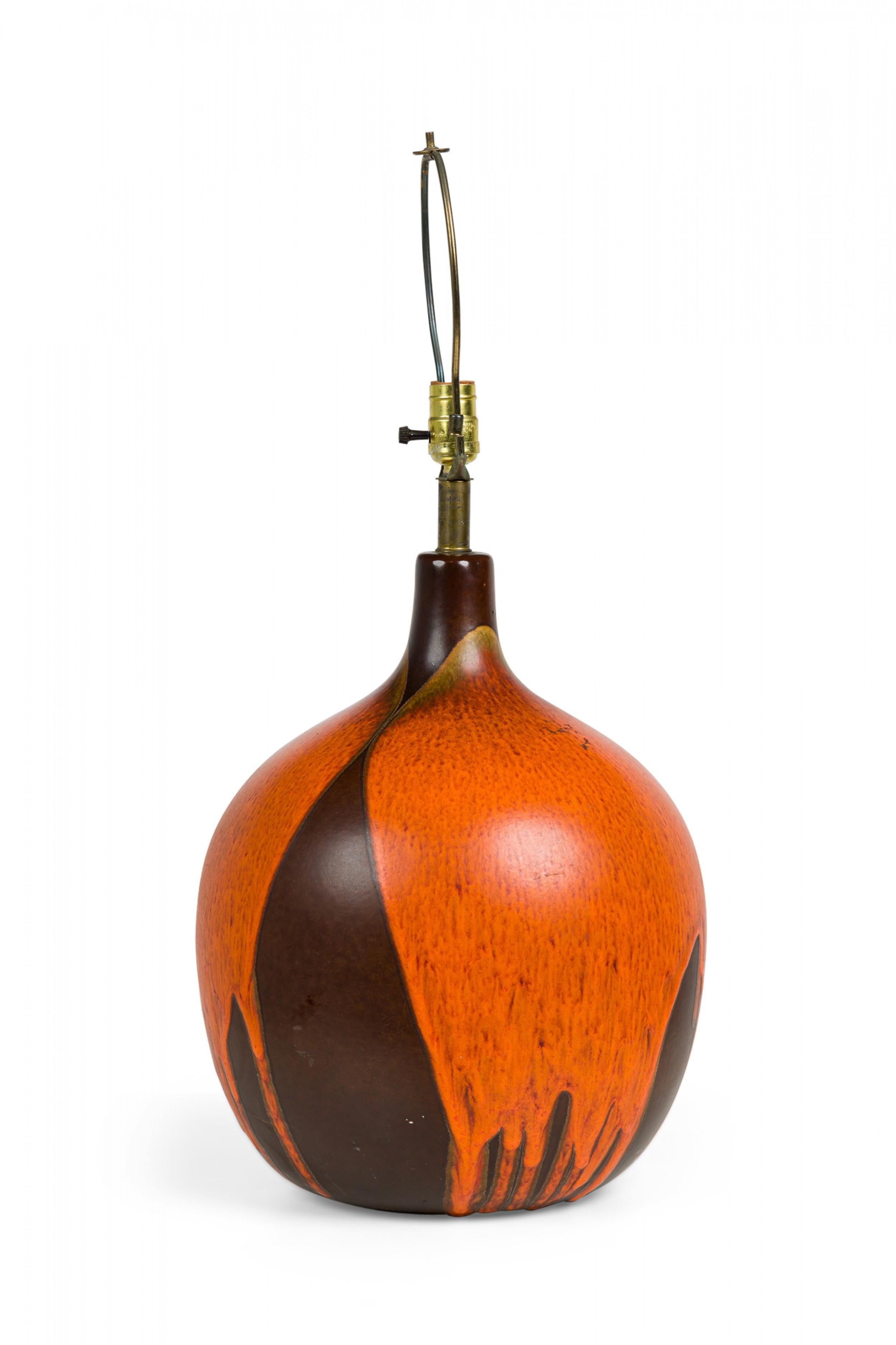 Lampe de table du milieu du siècle en céramique orange et marron émaillée Lava Drip en vente 2