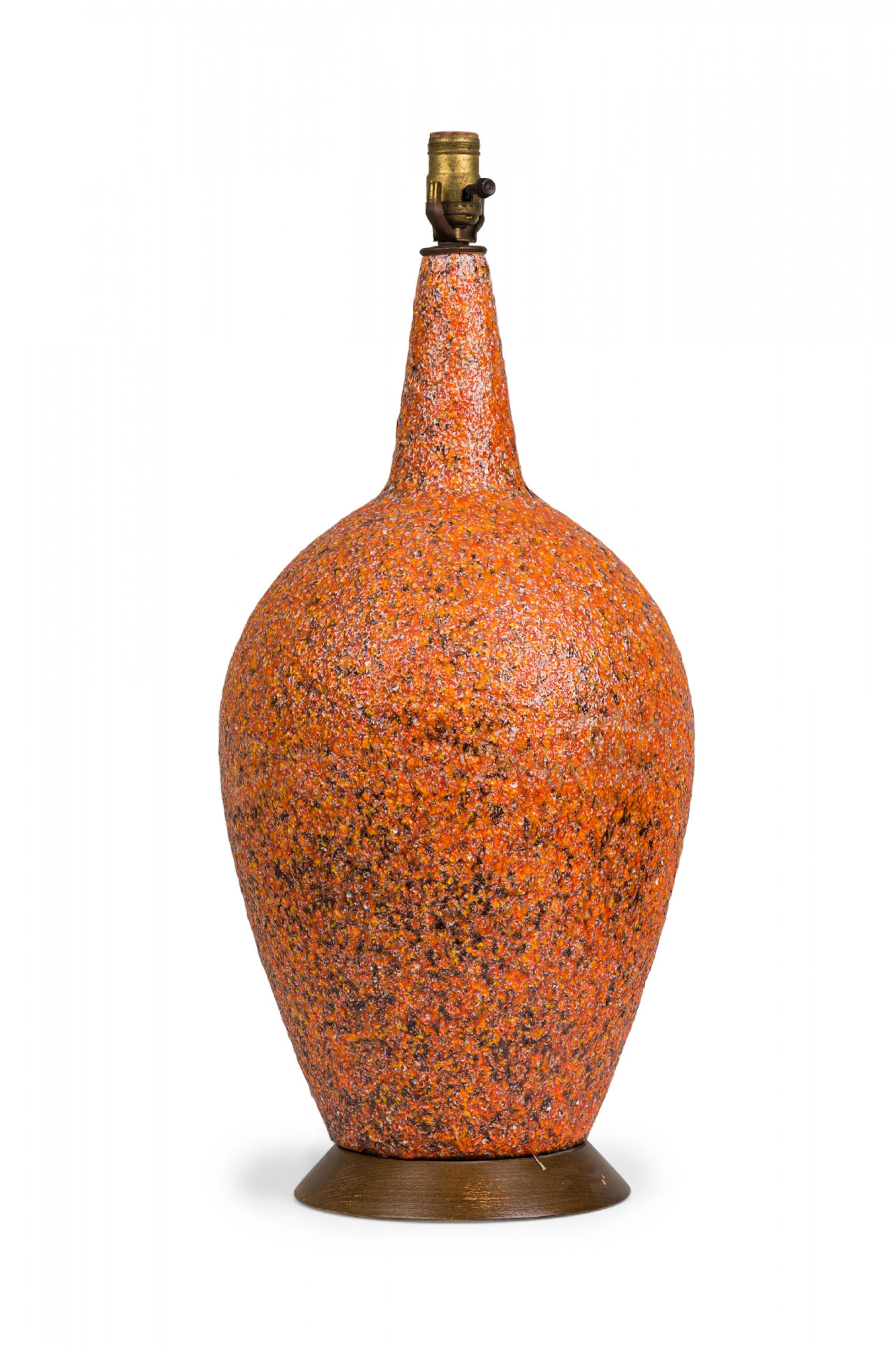 Amerikanische Keramik-Tischlampe aus der Mitte des Jahrhunderts in spitz zulaufender, eiförmiger Form, gebrannt in einer strukturierten, orangefarbenen, glänzenden Lavaglasur, nach oben hin schmaler werdend, mit einer funktionierenden