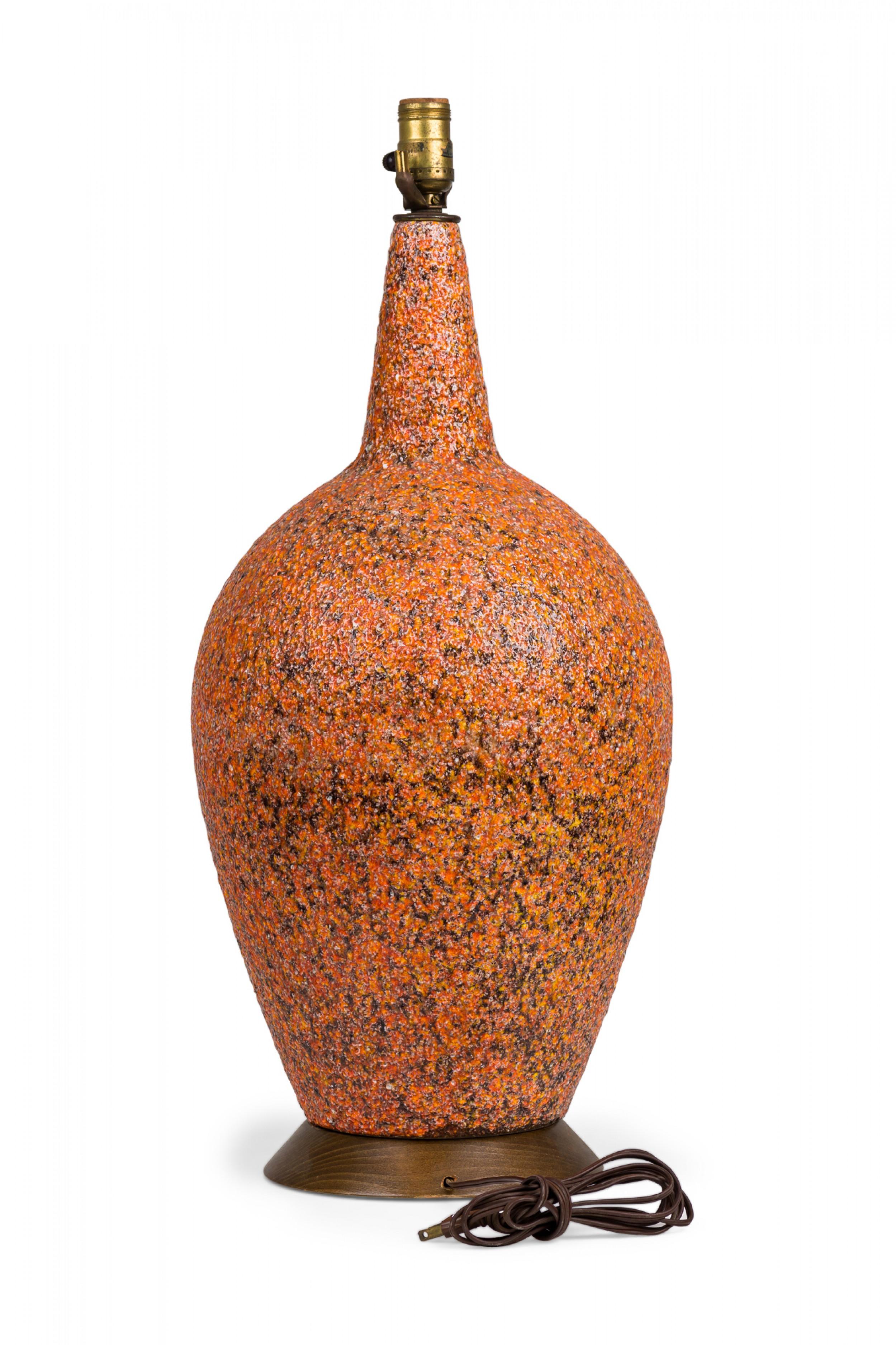 Mid-Century Modern Lampe de table du milieu du siècle en céramique orange émaillée sur base en bois en vente