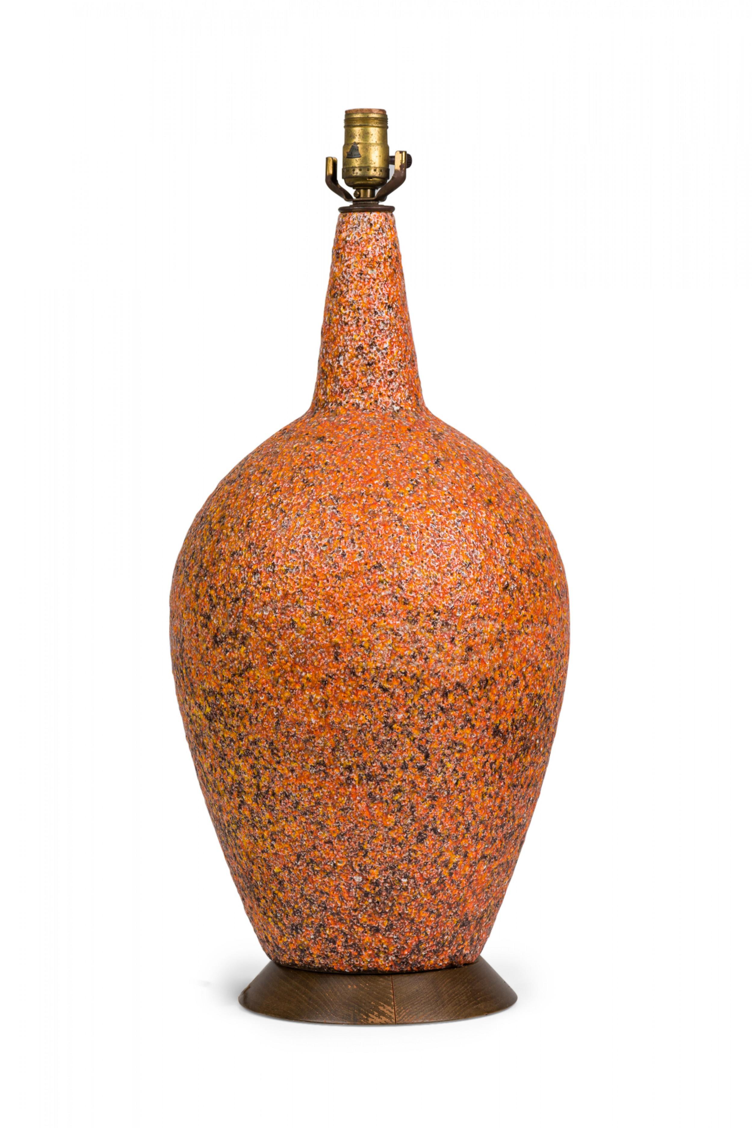 Amerikanische orangefarbene Lava-Glasur-Tischlampe aus Keramik auf Holzsockel, Mitte des Jahrhunderts im Angebot 2