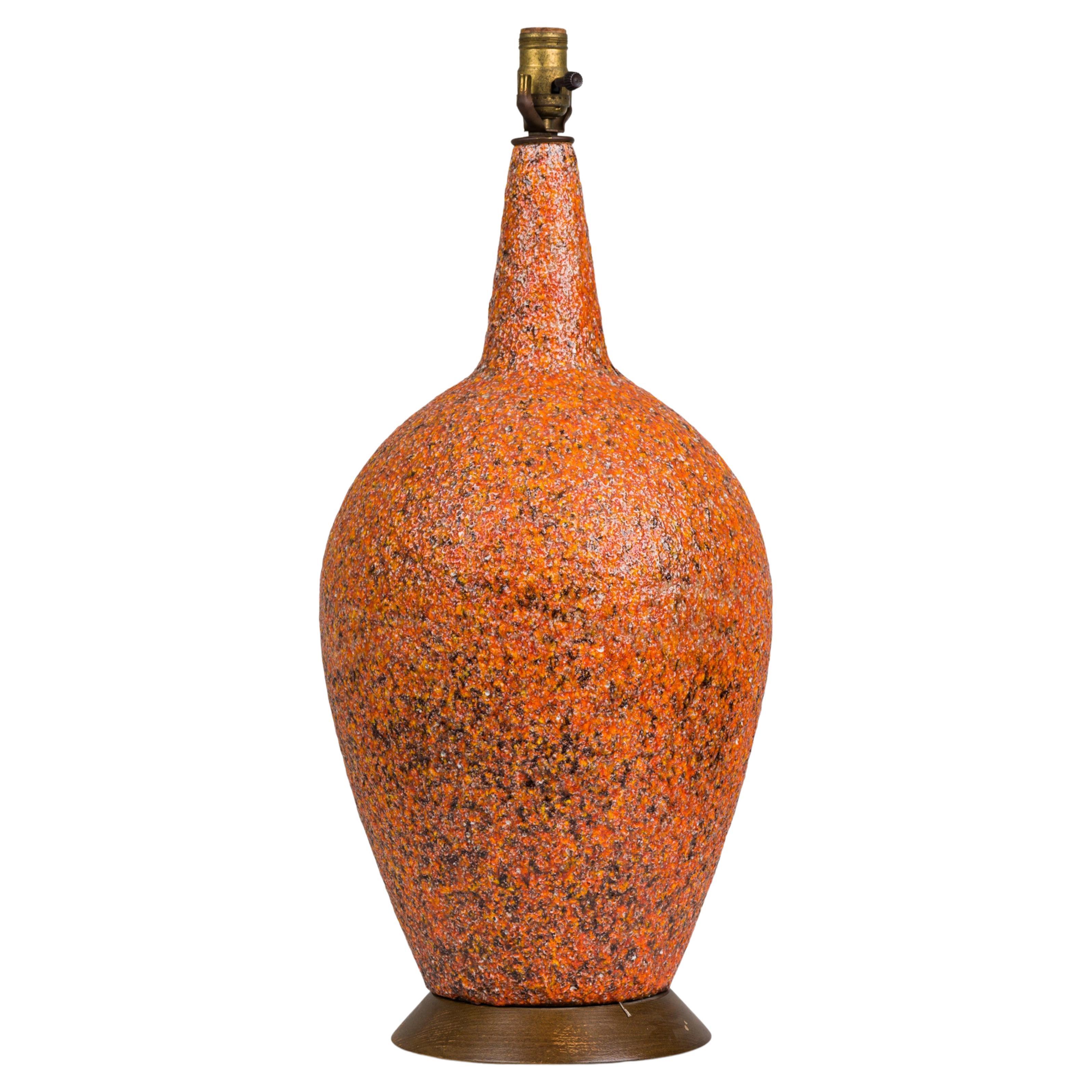 Amerikanische orangefarbene Lava-Glasur-Tischlampe aus Keramik auf Holzsockel, Mitte des Jahrhunderts im Angebot