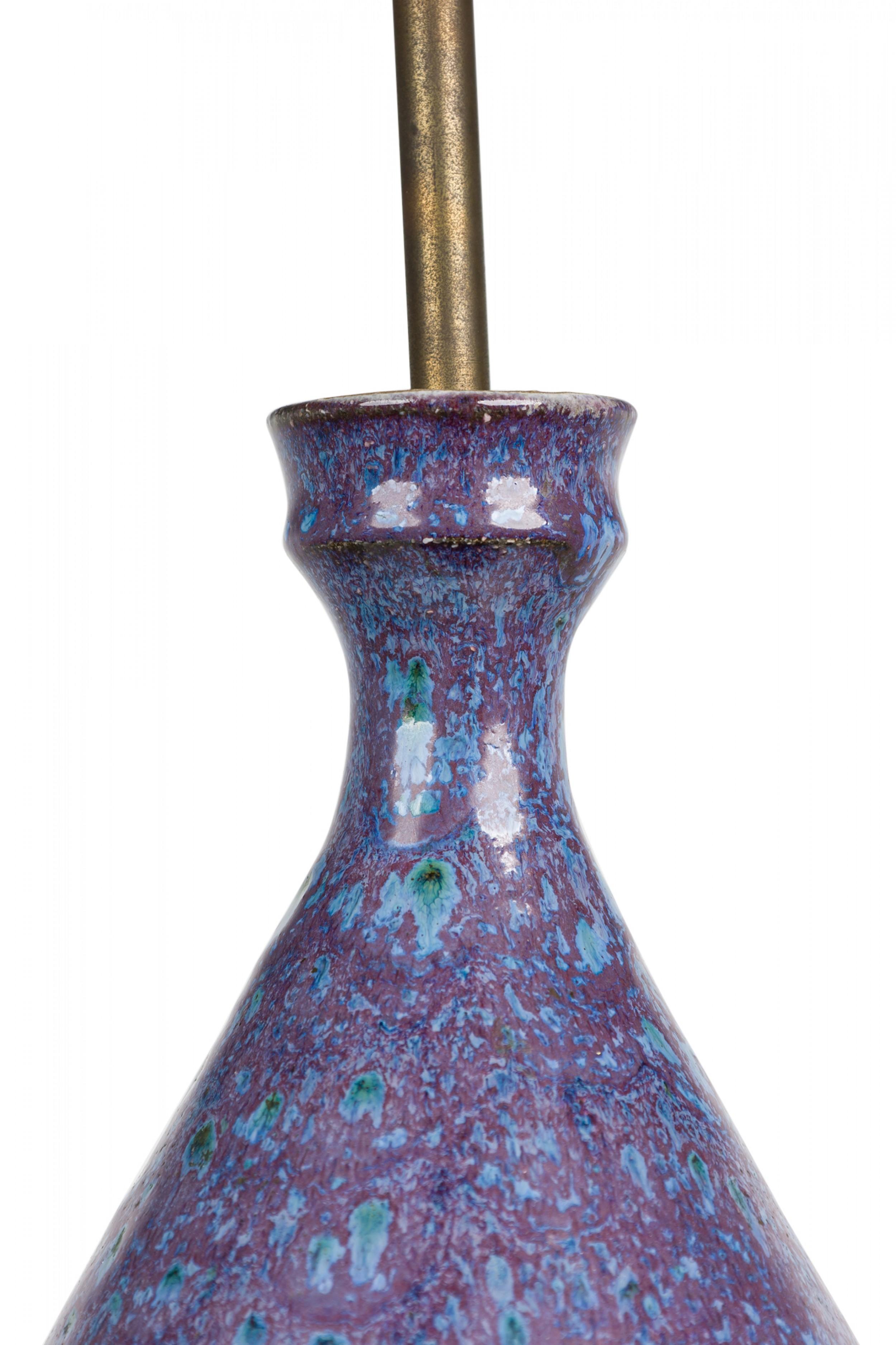 Mid-Century American ceramic table lamp peacock glazed in shades of blue, purple, and green, in tapered ovoid form with a flared, rimmed mouth housing a brass stem with two nonfunctioning light sockets, mounted on a tapered circular wood teal