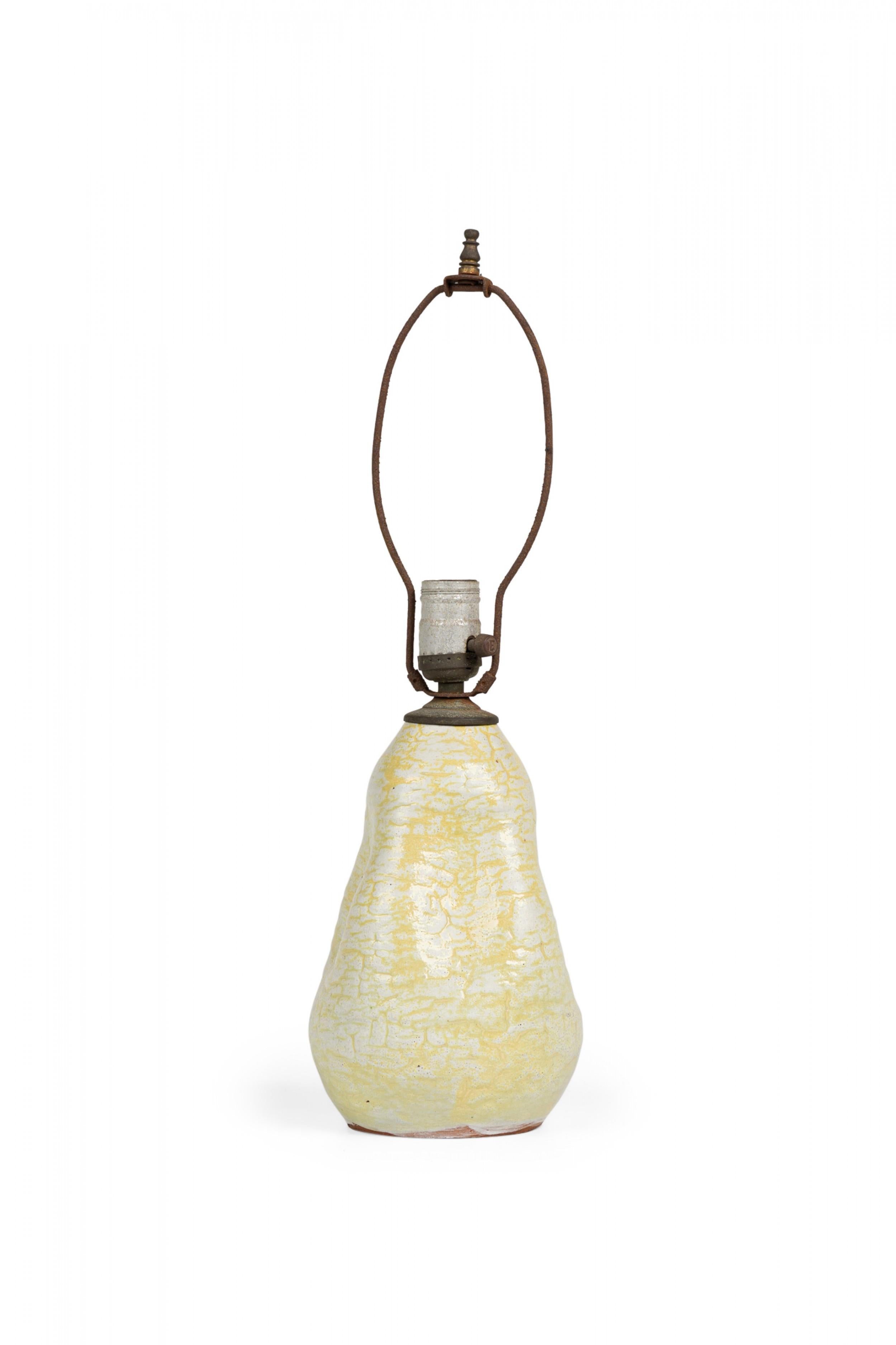 Amerikanische Keramik-Tischlampe aus der Mitte des Jahrhunderts mit gelber und weißer glasierter Kanarienglasur im Angebot 1