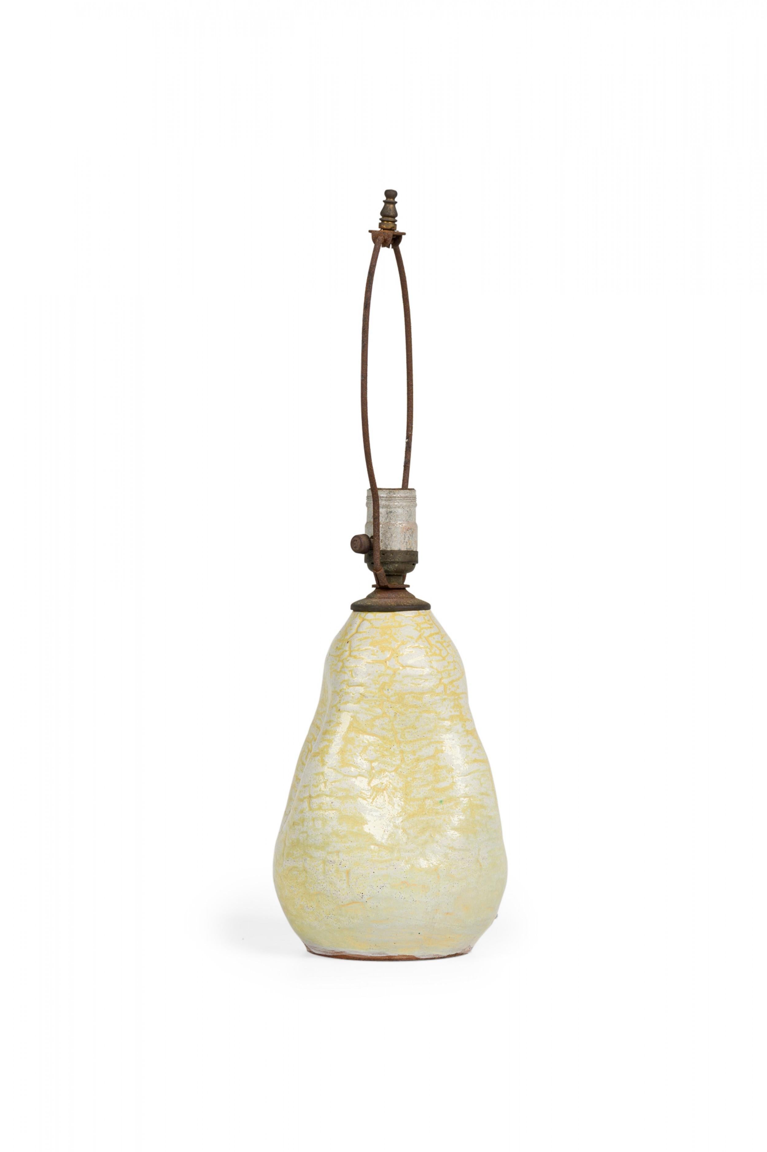 Amerikanische Keramik-Tischlampe aus der Mitte des Jahrhunderts mit gelber und weißer glasierter Kanarienglasur im Angebot 3