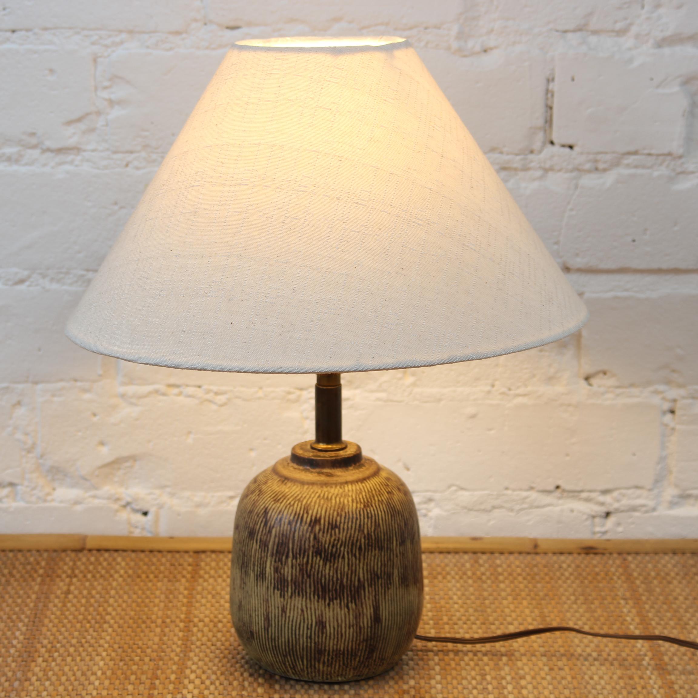 Amerikanische Keramik-Tischlampe aus der Mitte des Jahrhunderts von Nancy Wickham (ca. 1950). Die Lampe weist ein dunkelbraunes, vertikal eingeschnittenes Sgraffito über einer cremegelben, matten Grundfläche auf. Die Verkabelung/Stecker ist derzeit