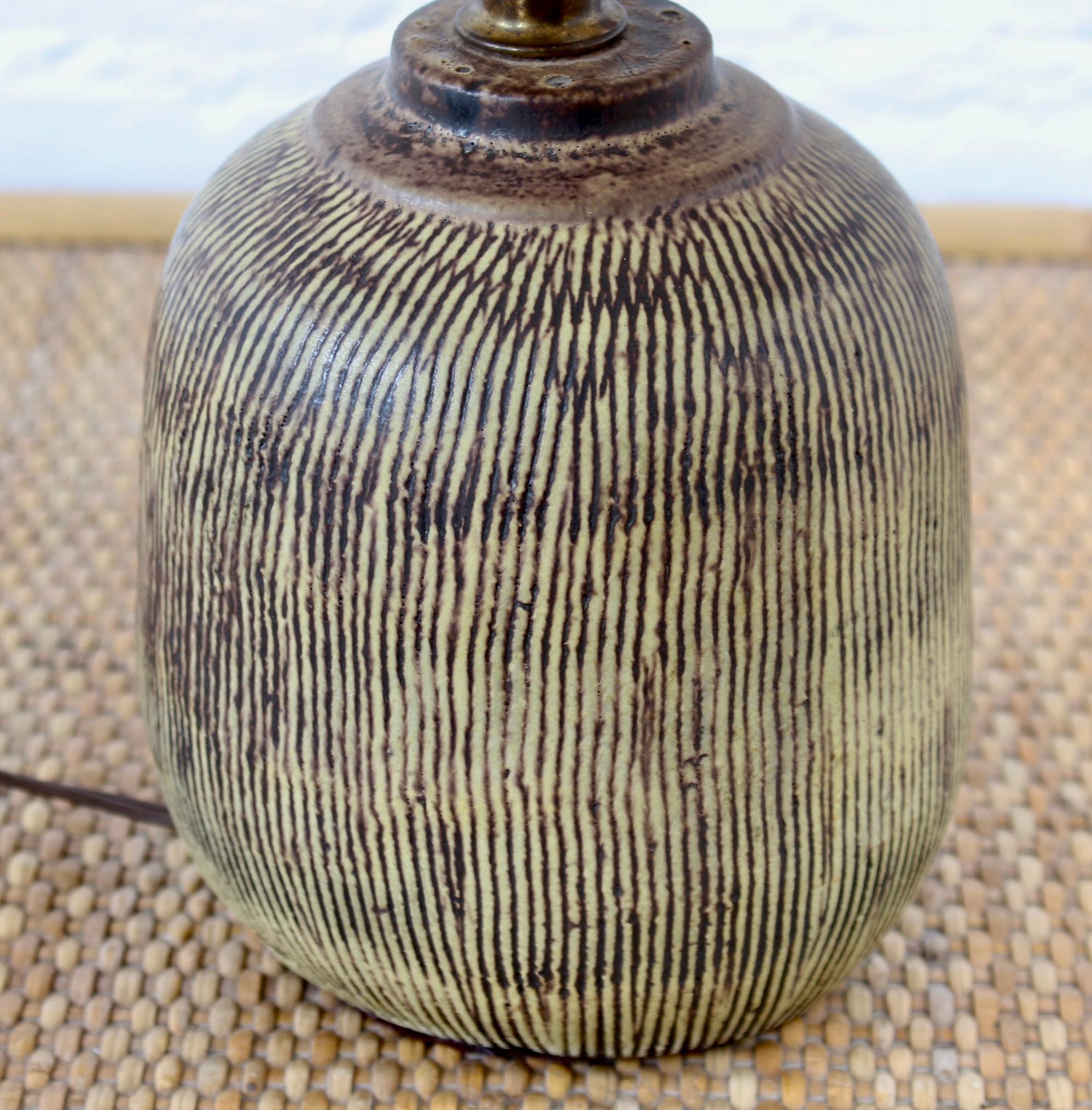 Amerikanische Keramik-Tischlampe aus der Jahrhundertmitte von Nancy Wickham (ca. 1950er Jahre) (Mitte des 20. Jahrhunderts) im Angebot