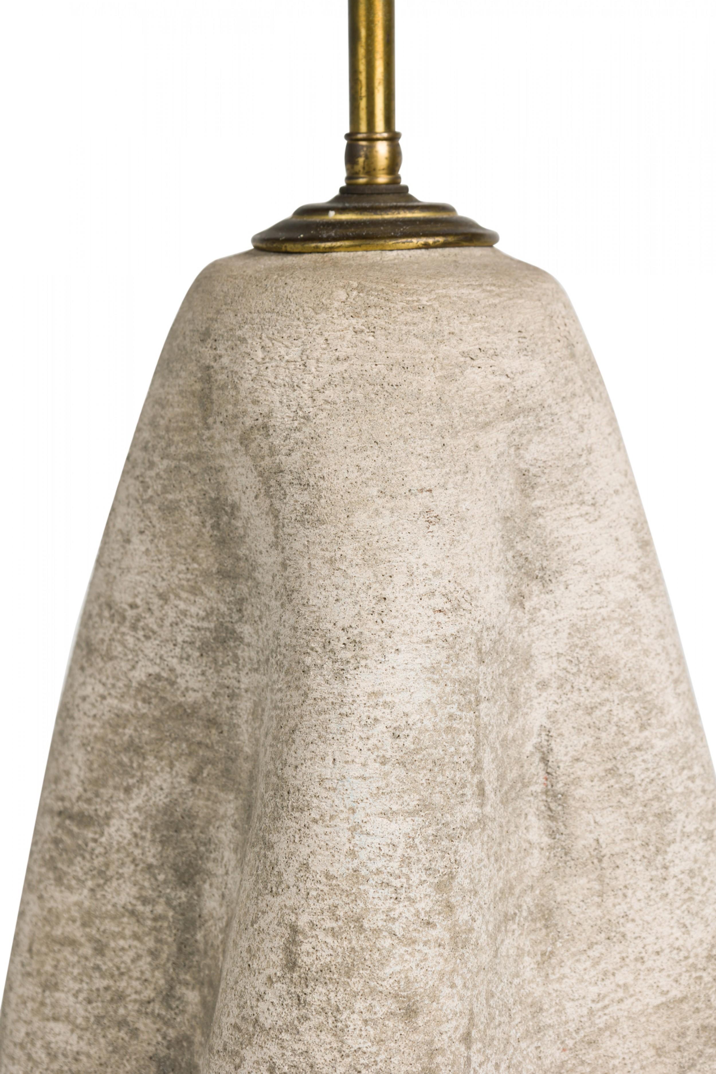 Mid-Century Modern Lampe de table du milieu du siècle en céramique blanche émaillée à la craie et texturée en vente