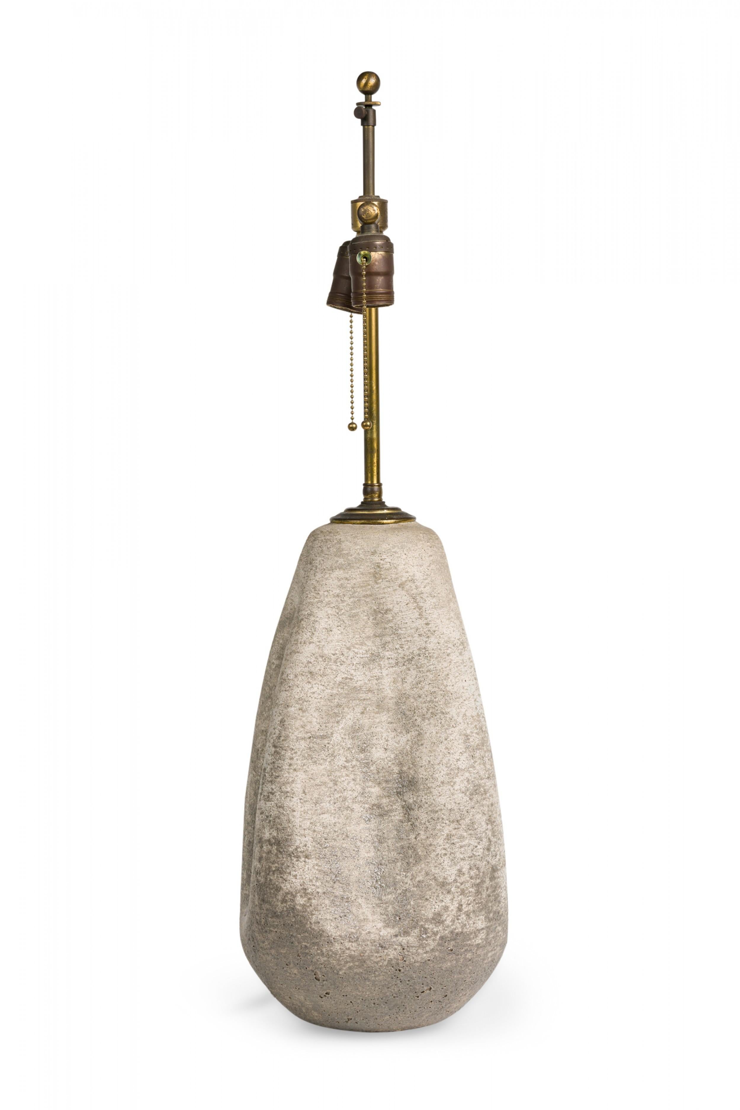 Lampe de table du milieu du siècle en céramique blanche émaillée à la craie et texturée Bon état - En vente à New York, NY