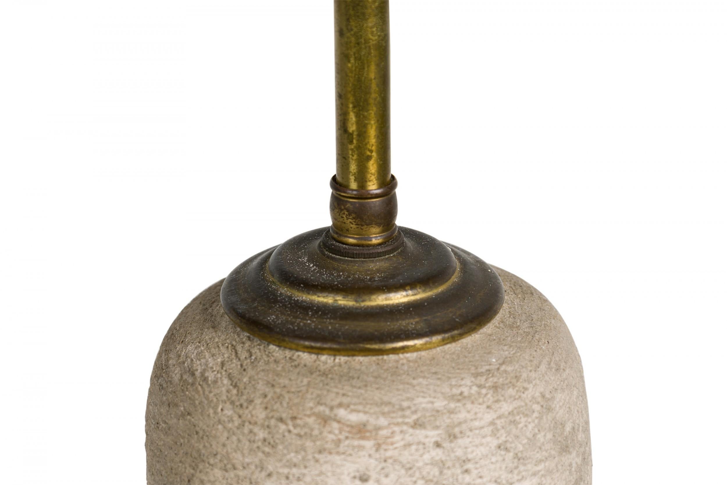 20ième siècle Lampe de table du milieu du siècle en céramique blanche émaillée à la craie et texturée en vente