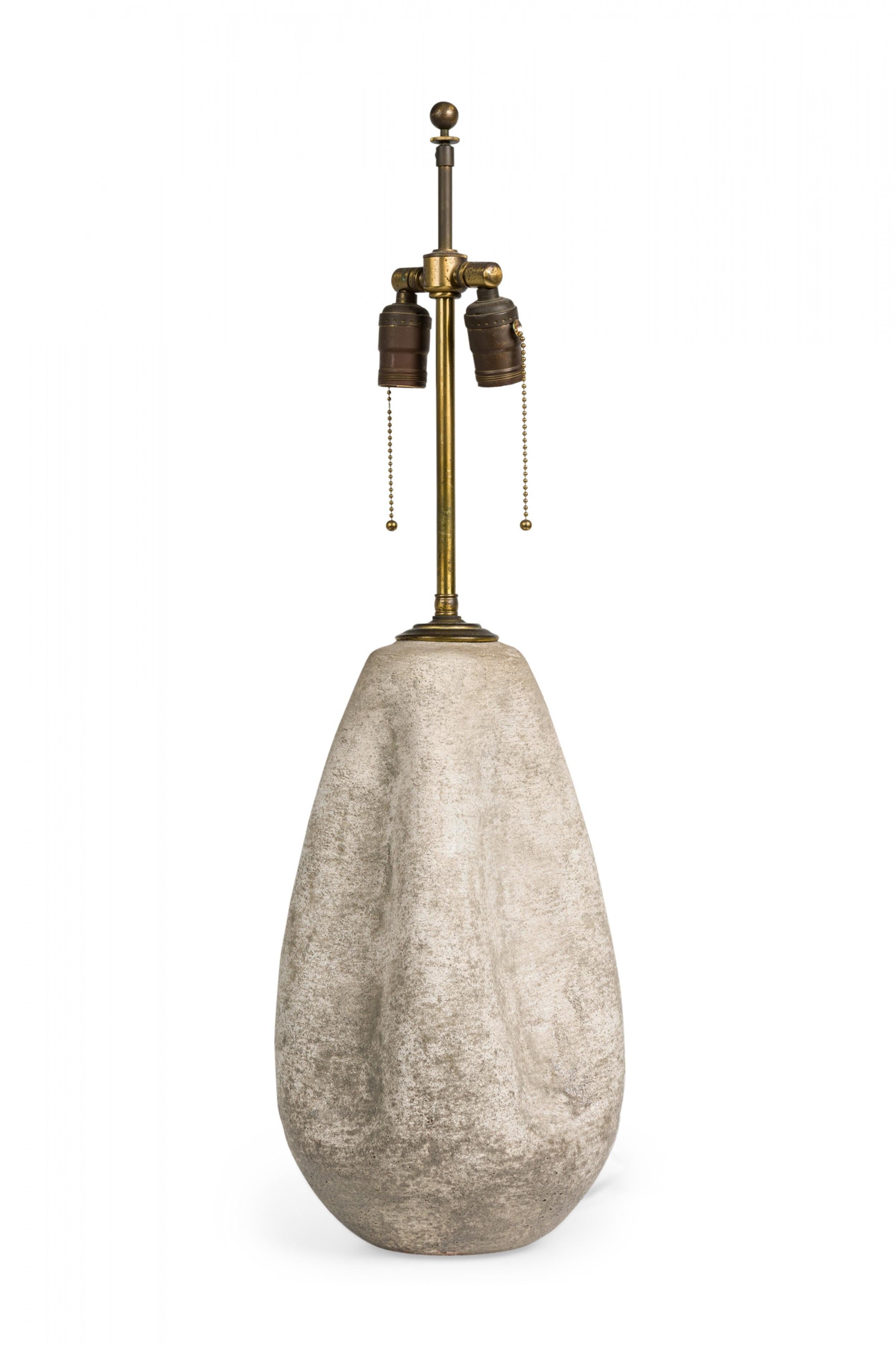 Lampe de table du milieu du siècle en céramique blanche émaillée à la craie et texturée en vente 1