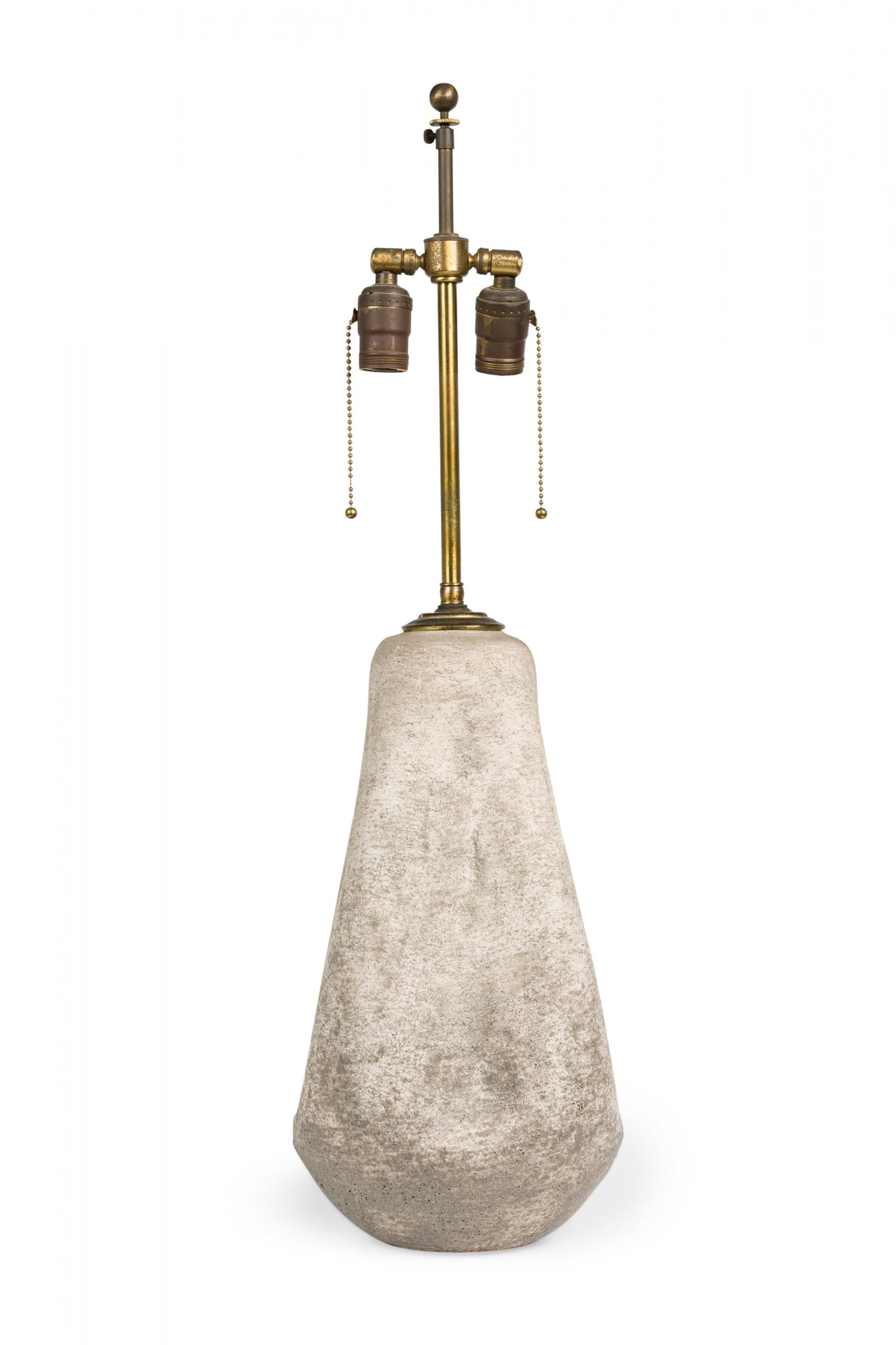Lampe de table du milieu du siècle en céramique blanche émaillée à la craie et texturée en vente 2