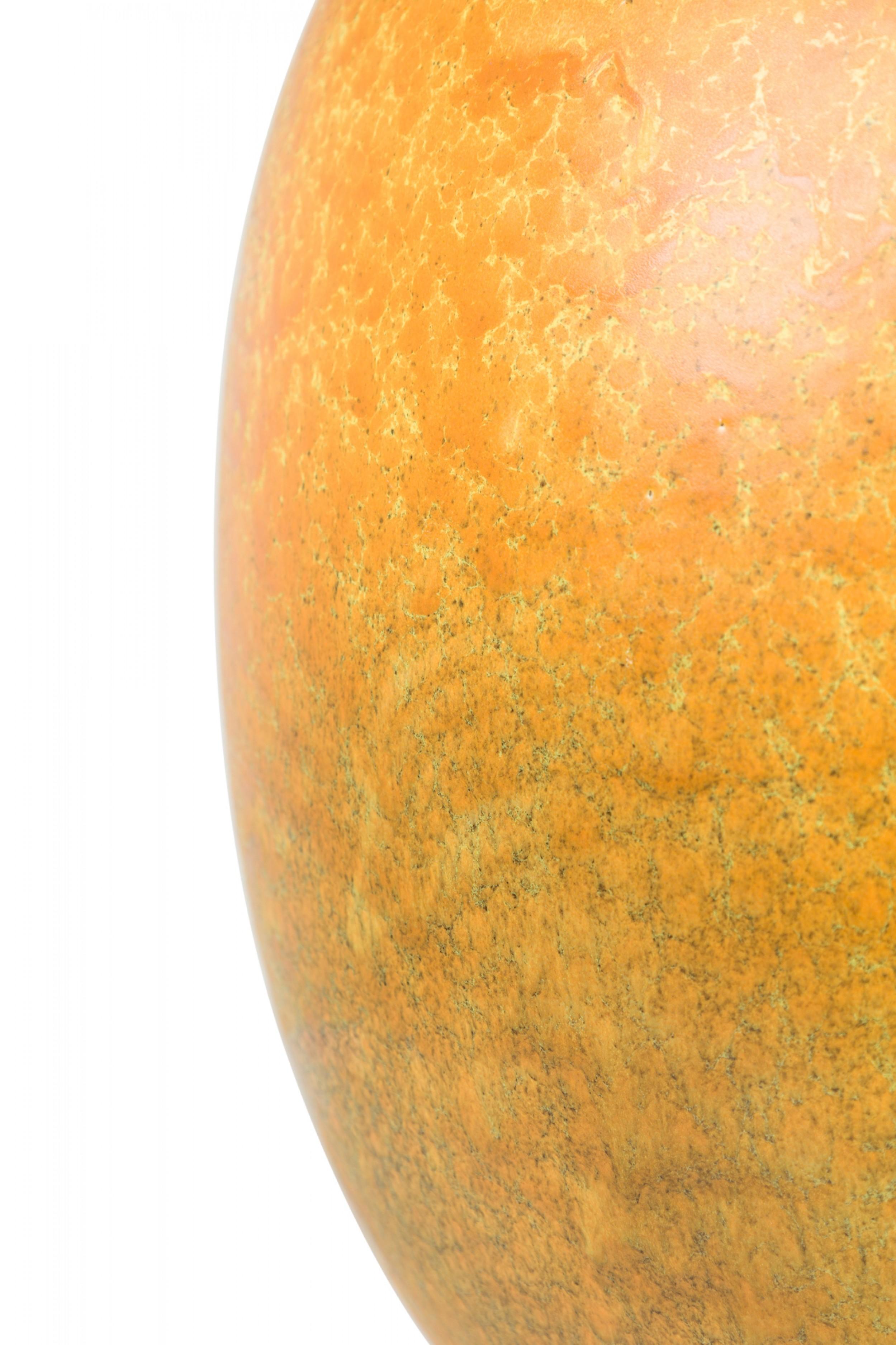 Mid-Century Modern Lampe de table américaine du milieu du siècle dernier en céramique émaillée jaune/orange en vente