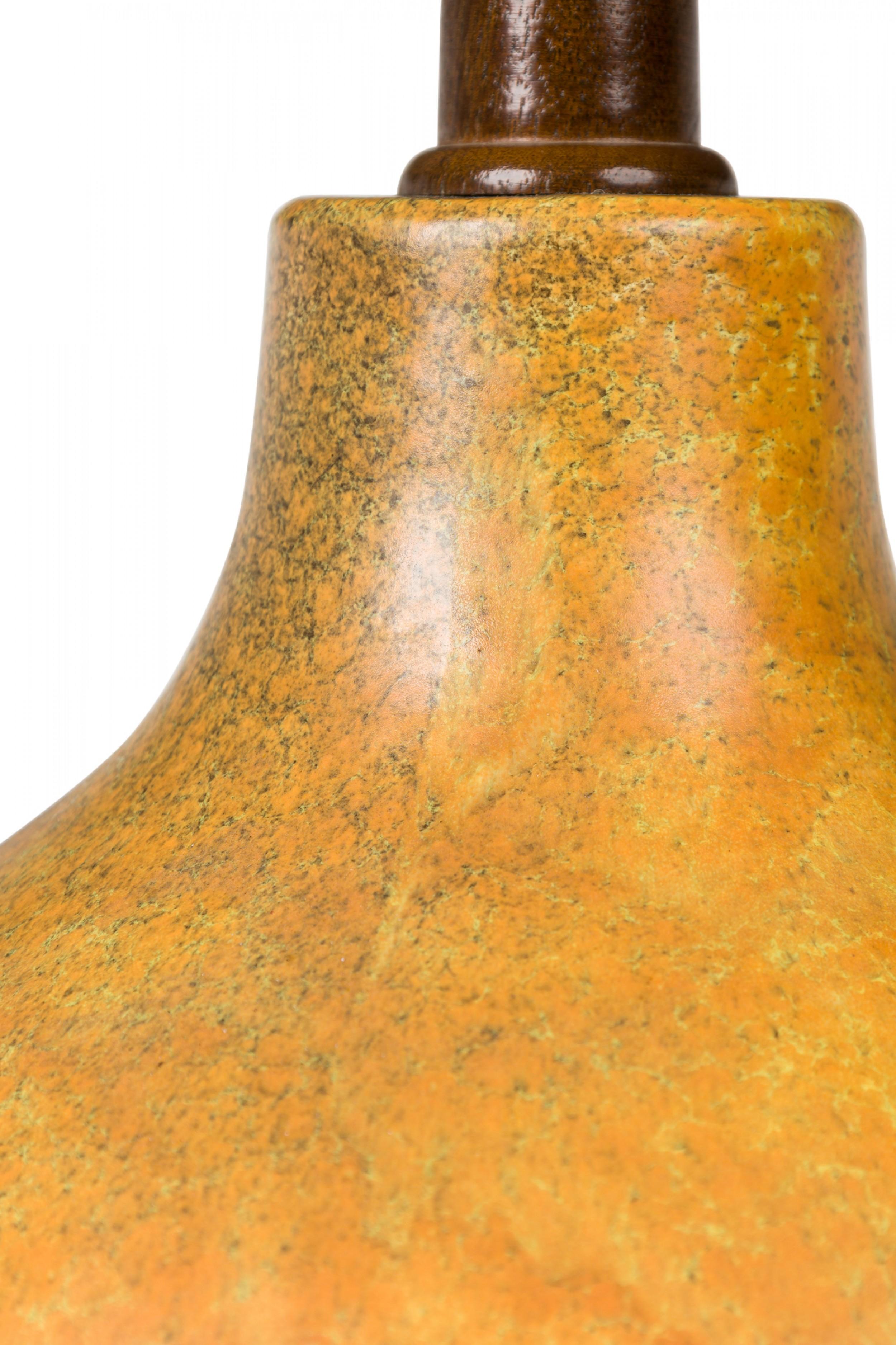 20ième siècle Lampe de table américaine du milieu du siècle dernier en céramique émaillée jaune/orange en vente