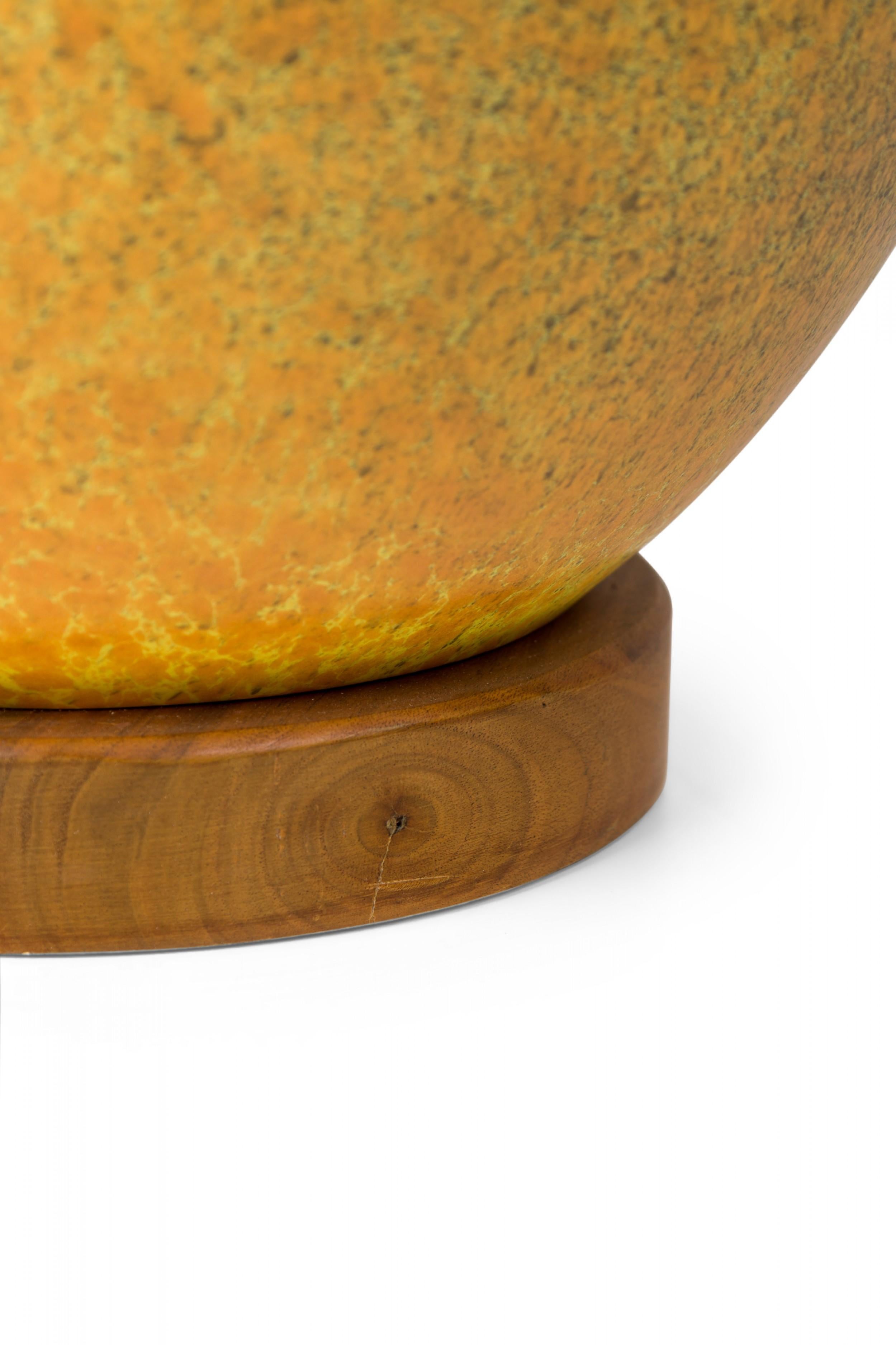 Lampe de table américaine du milieu du siècle dernier en céramique émaillée jaune/orange en vente 1