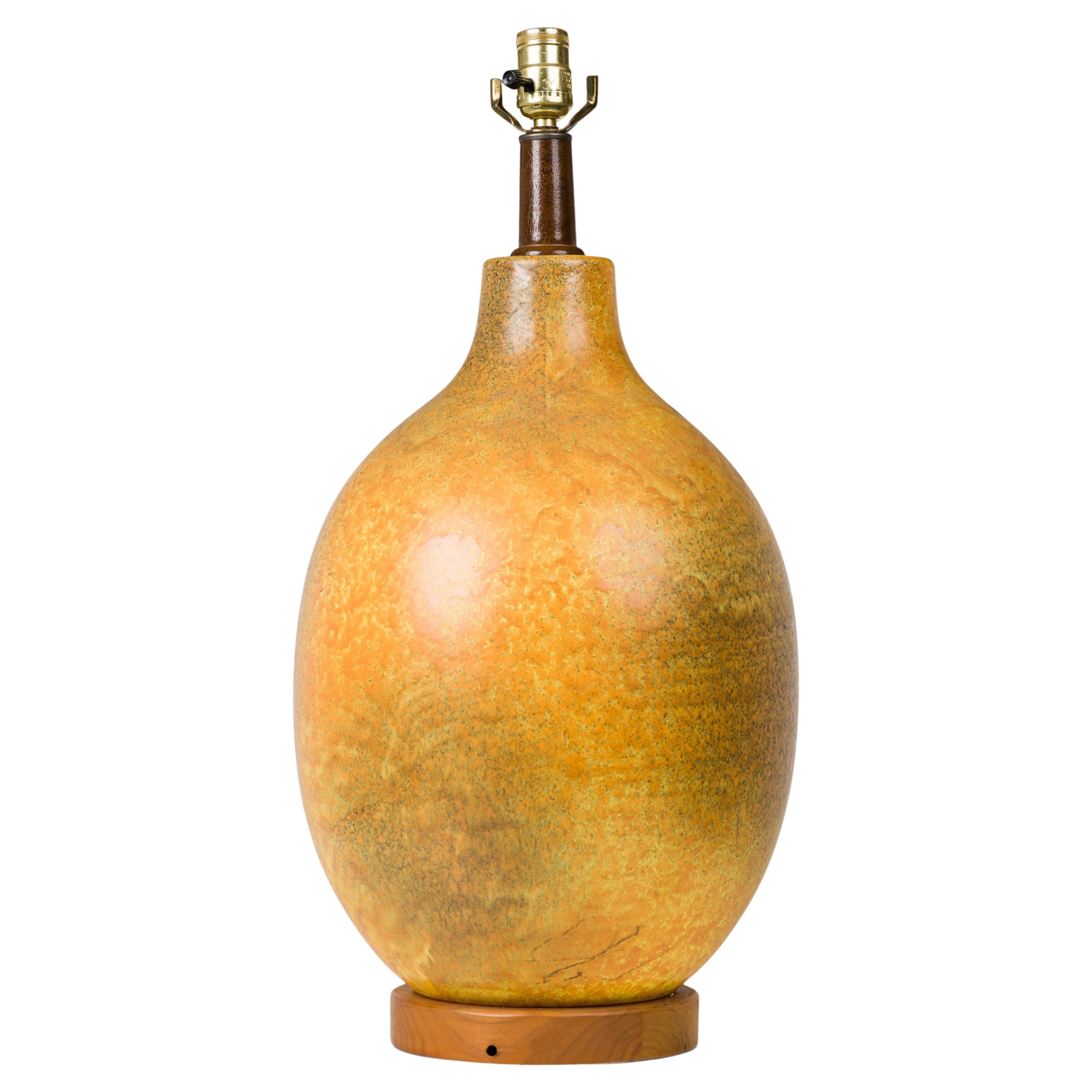 Lampe de table américaine du milieu du siècle dernier en céramique émaillée jaune/orange
