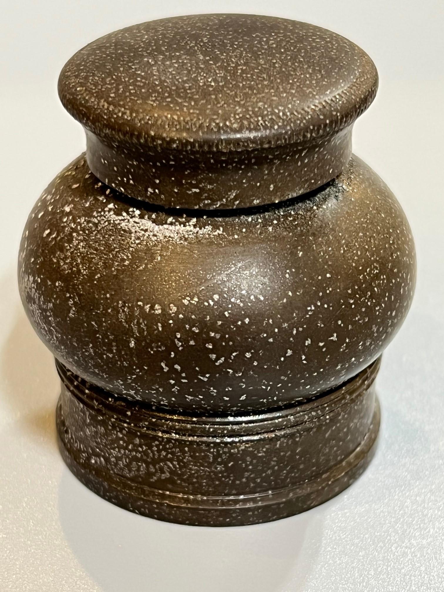American Civil War era gutta-percha inkwell with a screw off top. In the mid 19th century, gutta-percha
(hard rubber) became very popular. For Civil War soldiers, this was a great improvement over the usual glass inkwells, they closed tightly and