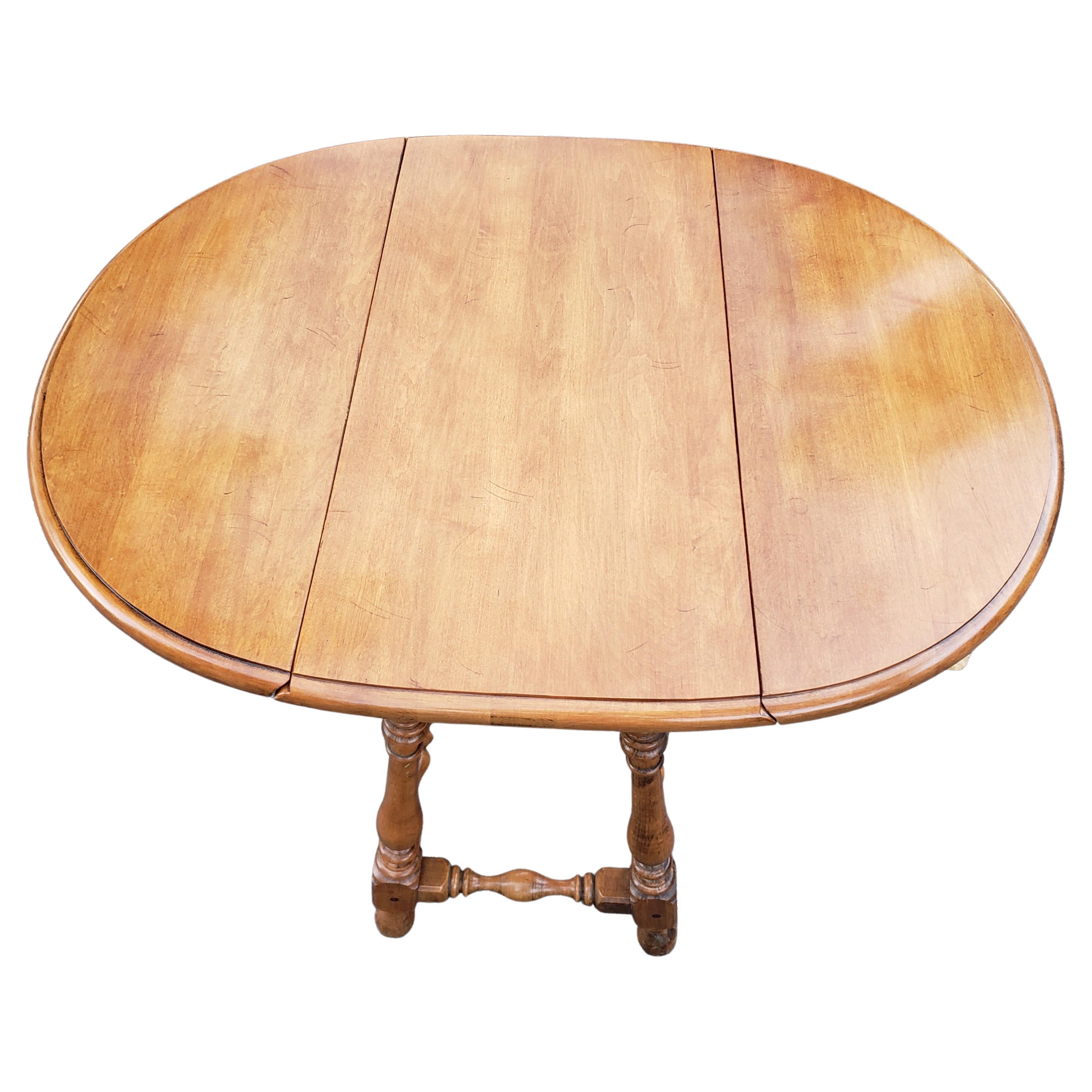 A skillfully crafted Mid-Century American Classical Maple Drop Leaf Side Table in great vintage condition. Measures 34