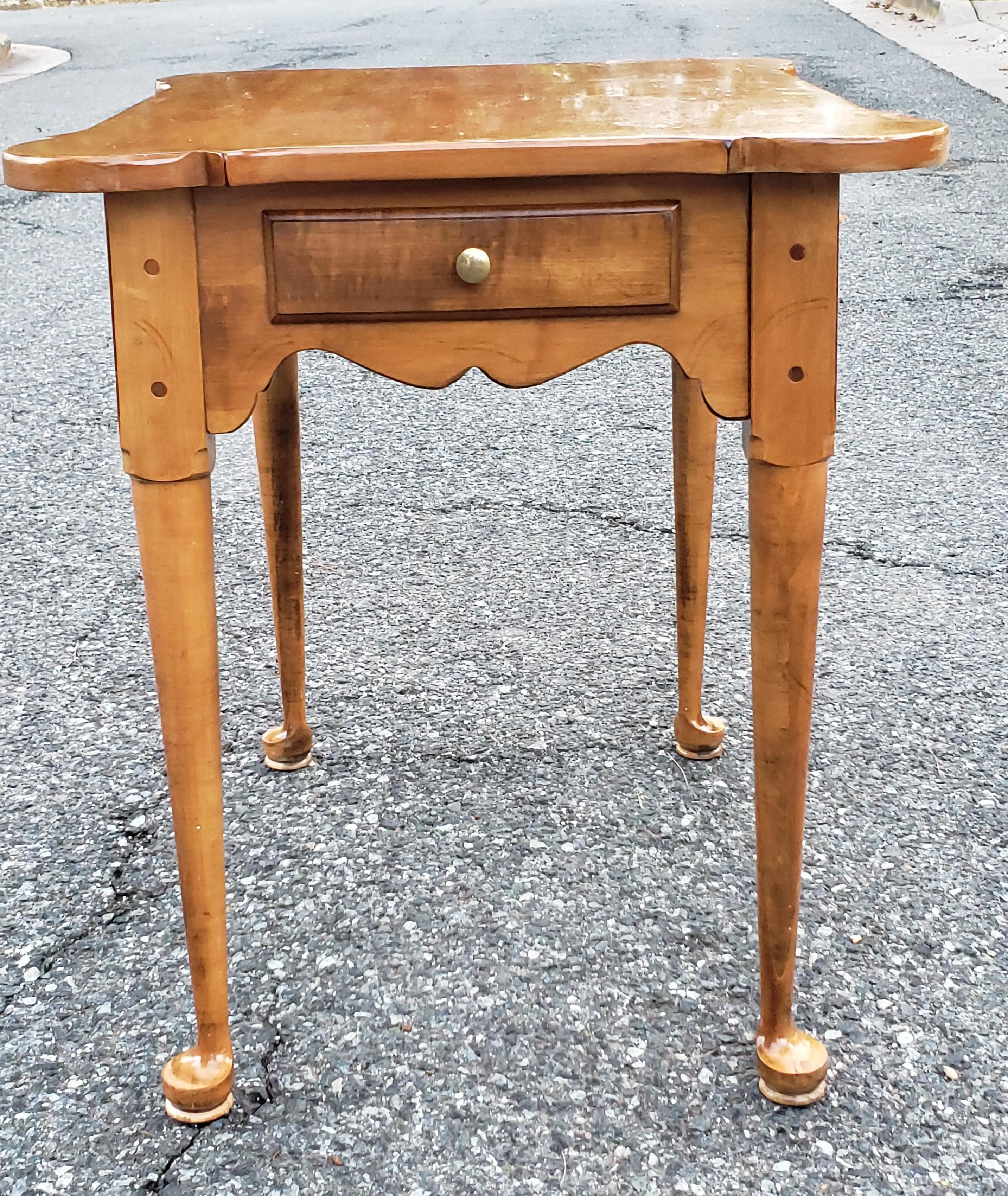 Mid-Century American Classical Maple Single Drawer Side Table For Sale 5
