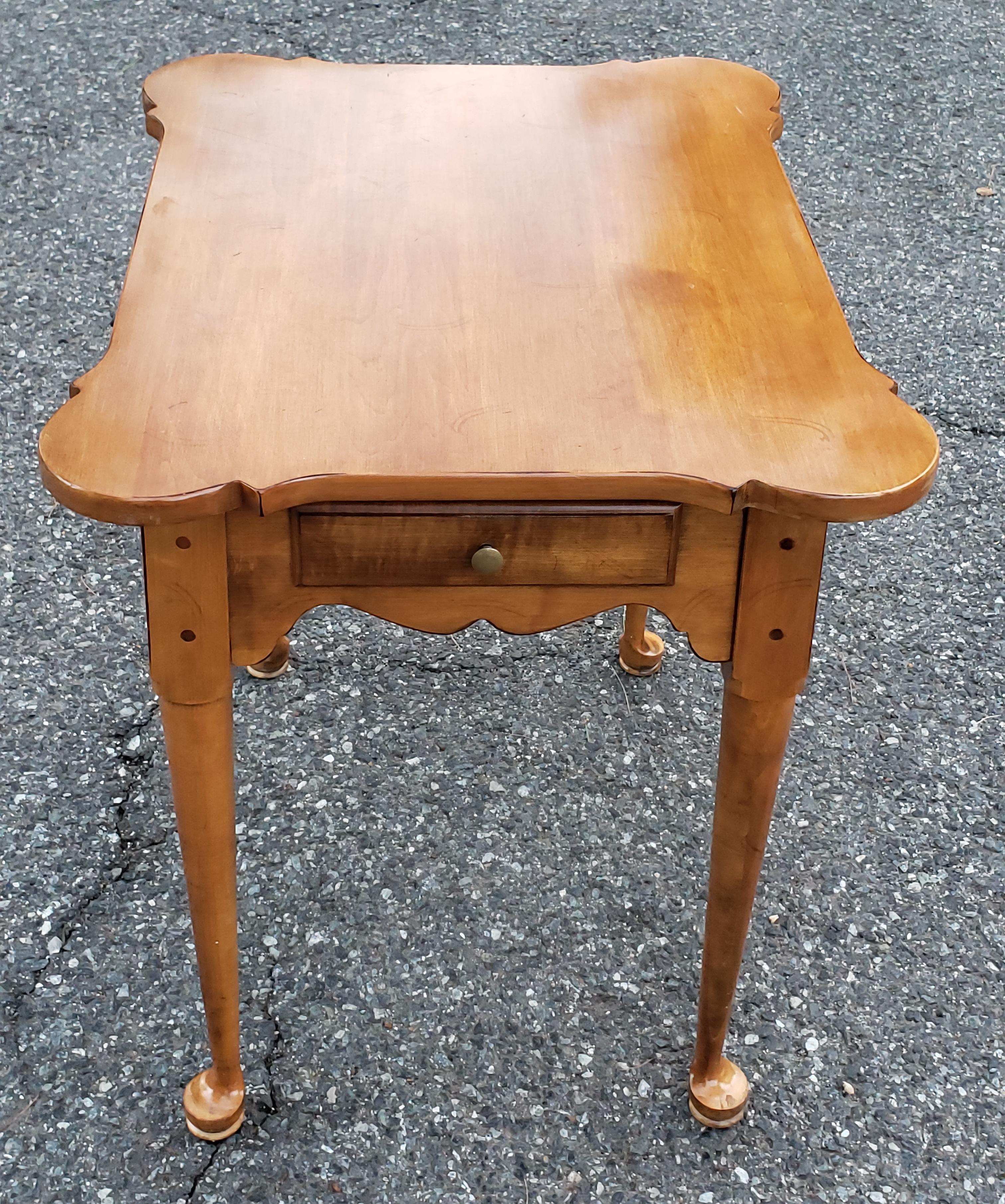Mid-Century American Classical Maple Single Drawer Side Table For Sale 6