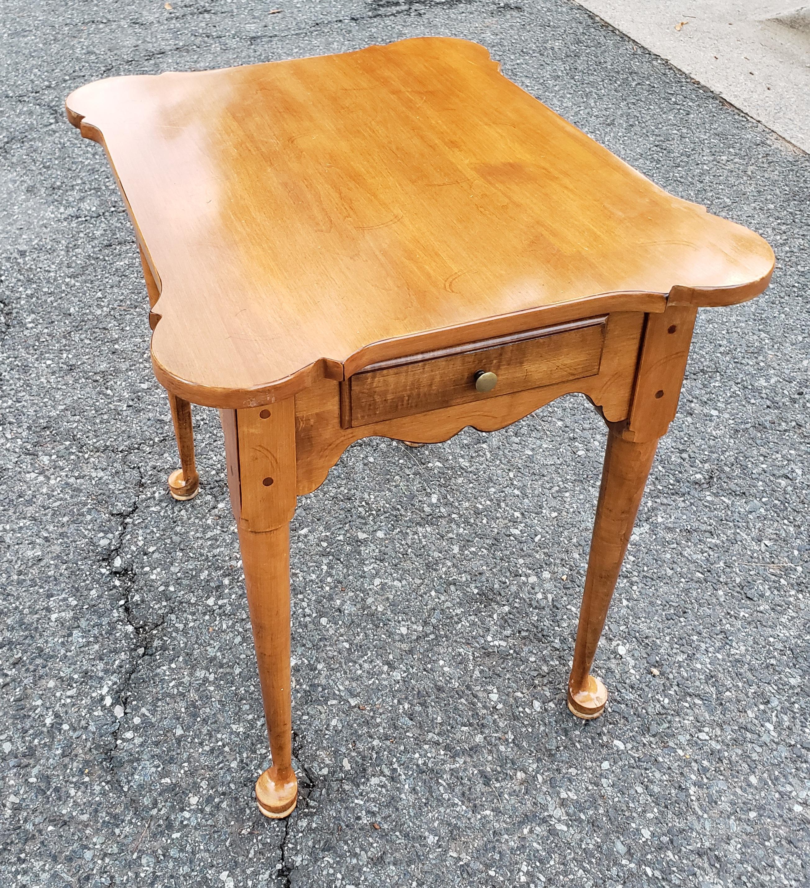 Mid-Century American Classical Maple Single Drawer Side Table For Sale 7