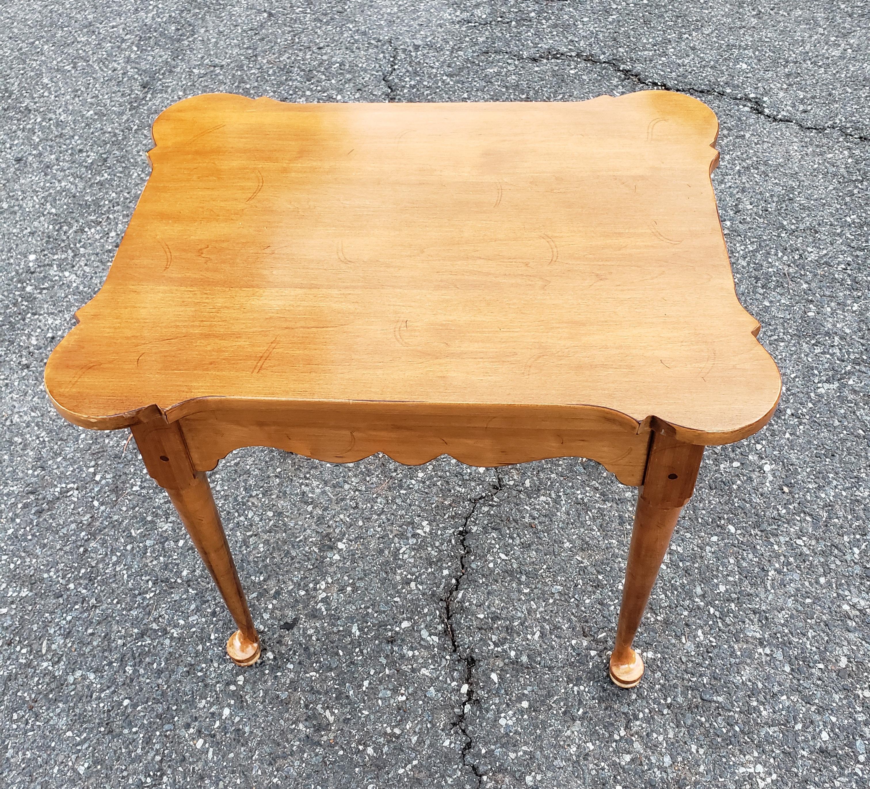 Mid-Century American Classical Maple Single Drawer Side Table For Sale 8