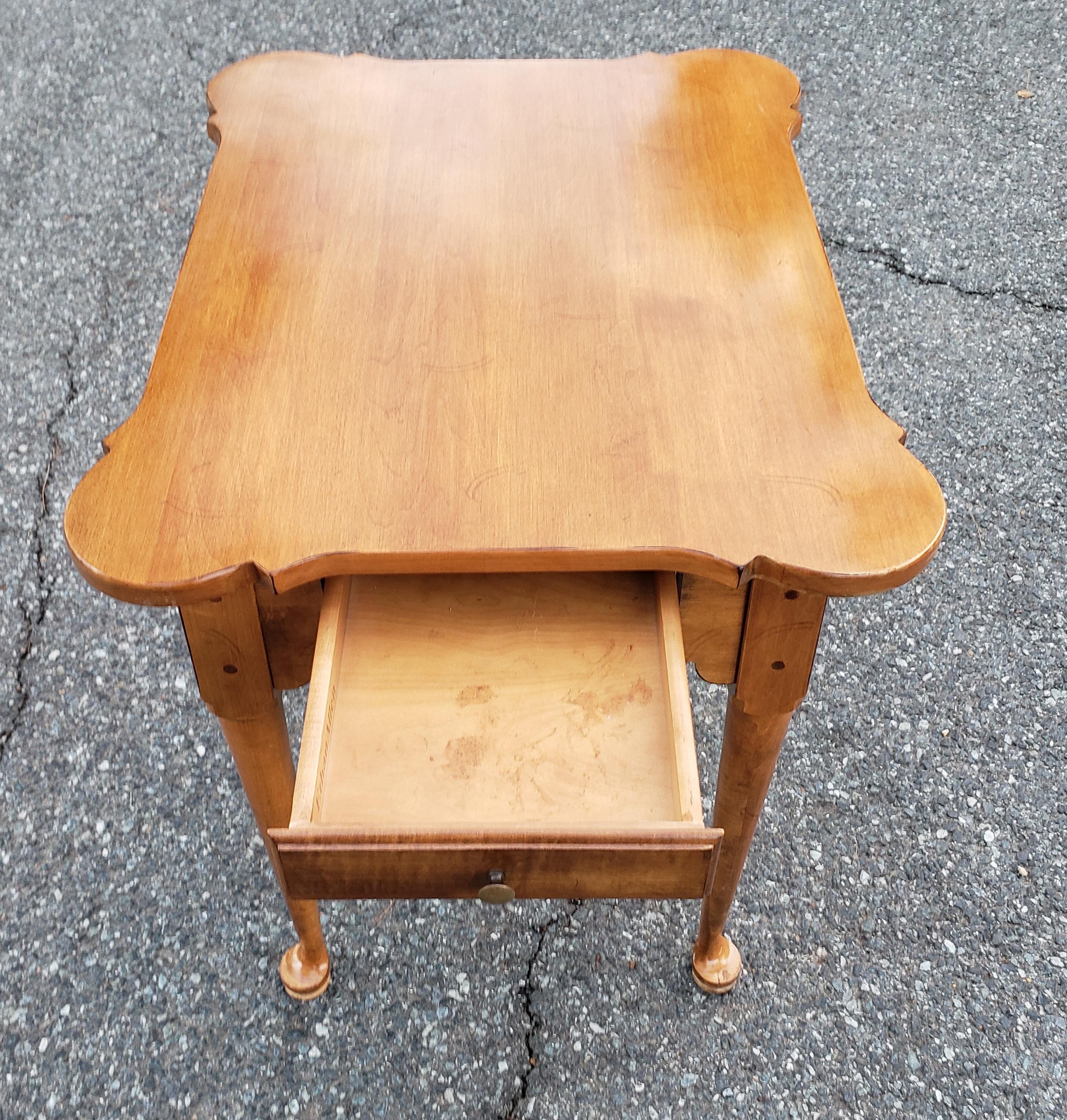 Mid-Century American Classical Maple Single Drawer Side Table In Good Condition For Sale In Germantown, MD